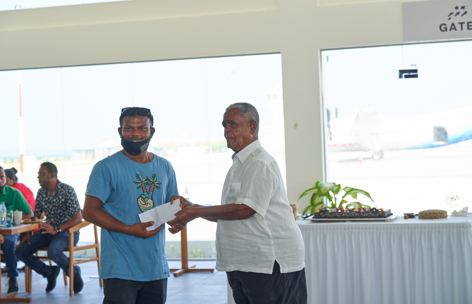 ޅ. މަޑިވަރު: ޑިސެމްބަރު 25، 2021: ޗަމްޕާ ބްރަދާސް އިން ޅ. މަޑިވަރުގައި ހެދި އެއާޕޯޓަށް ޓެސްޓް ފްލައިޓް ޖެއްސުމަށްފަހު ބޭއްވި ރަސްމިއްޔާތުގެ ތެރެއިން.-- ފޮޓޯ: ކުރެއްދޫ ރިސޯޓް