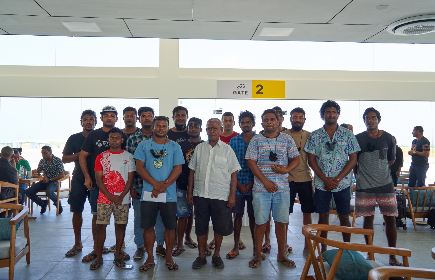 ޅ. މަޑިވަރު: ޑިސެމްބަރު 25، 2021: ޗަމްޕާ ބްރަދާސް އިން ޅ. މަޑިވަރުގައި ހެދި އެއާޕޯޓަށް ޓެސްޓް ފްލައިޓް ޖެއްސުމަށްފަހު، އެ ކުންފުނީގެ ޗެއާމަން މުހައްމަދު މޫސާ (އުއްޗު) އެއާޕޯޓުގެ މުވައްޒަފުންނާއެކު ފޮޓޯއެއް ނަންގަވަނީ.-- ފޮޓޯ: ކުރެއްދޫ ރިސޯޓް