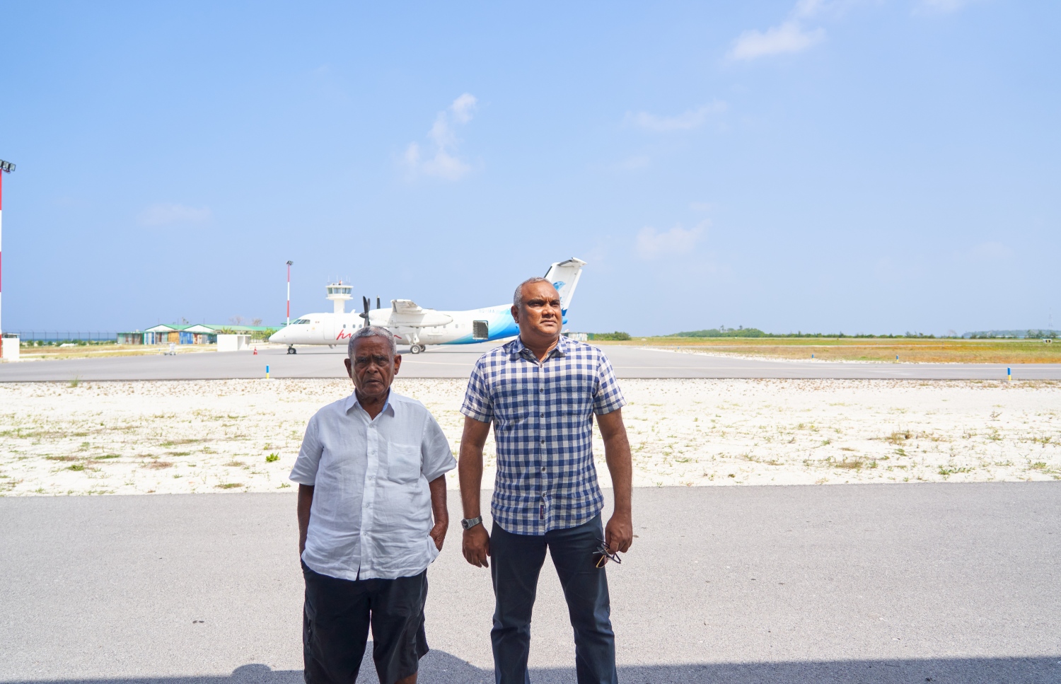 ޅ. މަޑިވަރު: ޑިސެމްބަރު 25، 2021: ޗަމްޕާ ބްރަދާސް އިން ޅ. މަޑިވަރުގައި ހެދި އެއާޕޯޓަށް ޓެސްޓް ފްލައިޓް ޖެއްސުމަށްފަހު، އެ ކުންފުނީގެ ޗެއާމަން މުހައްމަދު މޫސާ (އުއްޗު) އާއި އައިލޭންޑް އޭވިއޭޝަންގެ މެނޭޖިން ޑިރެކްޓަރު މިހާދު ފޮޓޯއެއް ނަންގަވަނީ.-- ފޮޓޯ: ކުރެއްދޫ ރިސޯޓް