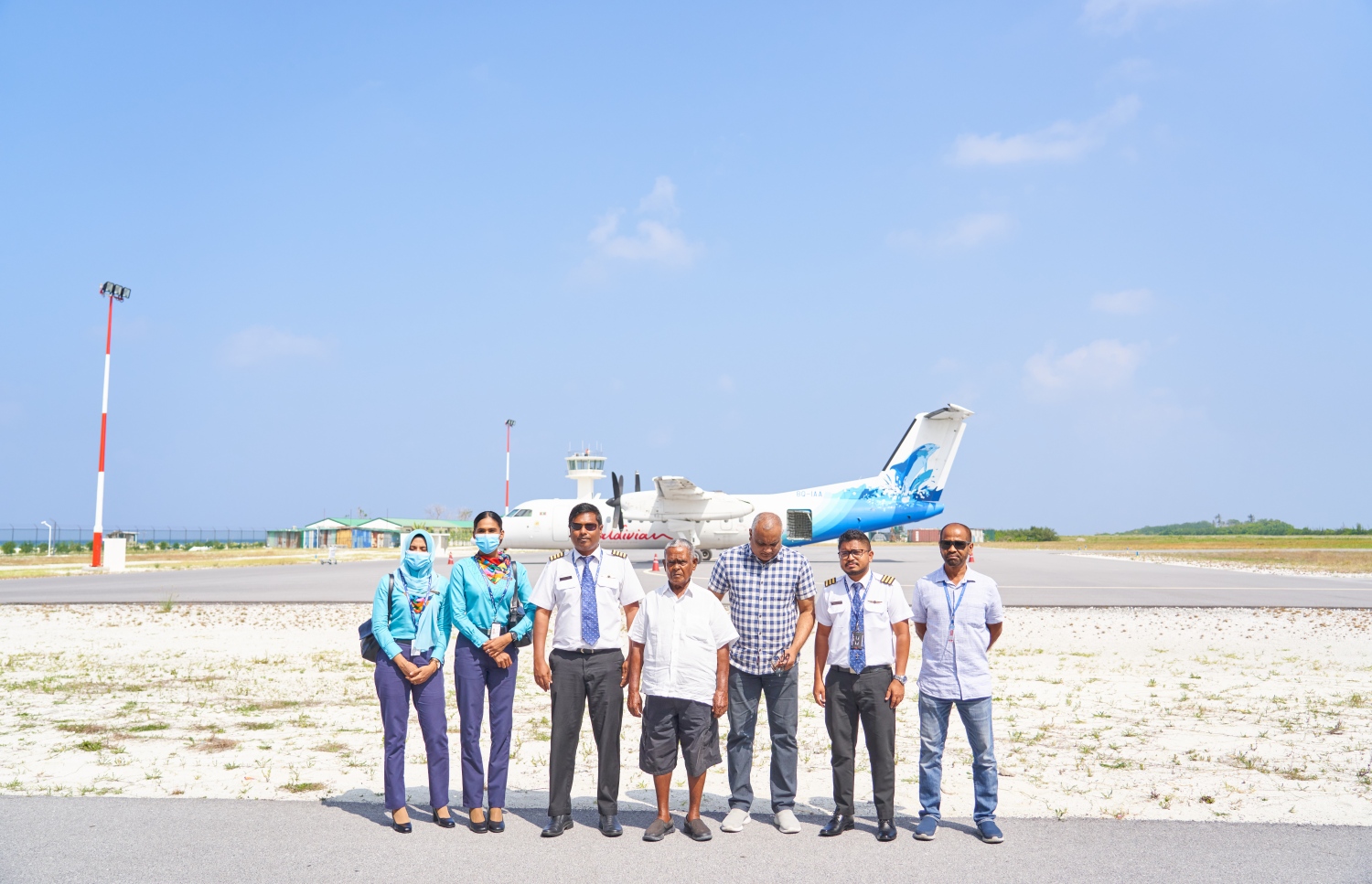 ޅ. މަޑިވަރު: ޑިސެމްބަރު 25، 2021: ޗަމްޕާ ބްރަދާސް އިން ޅ. މަޑިވަރުގައި ހެދި އެއާޕޯޓަށް ޓެސްޓް ފްލައިޓް ޖެއްސުމަށްފަހު، ފްލައިޓުގެ ކްރޫއިންނާއެކު އެ ކުންފުނީގެ ޗެއާމަން މުހައްމަދު މޫސާ (އުއްޗު) ފޮޓޯއަކަށް ހުއްޓިގެން.-- ފޮޓޯ: ކުރެއްދޫ ރިސޯޓް