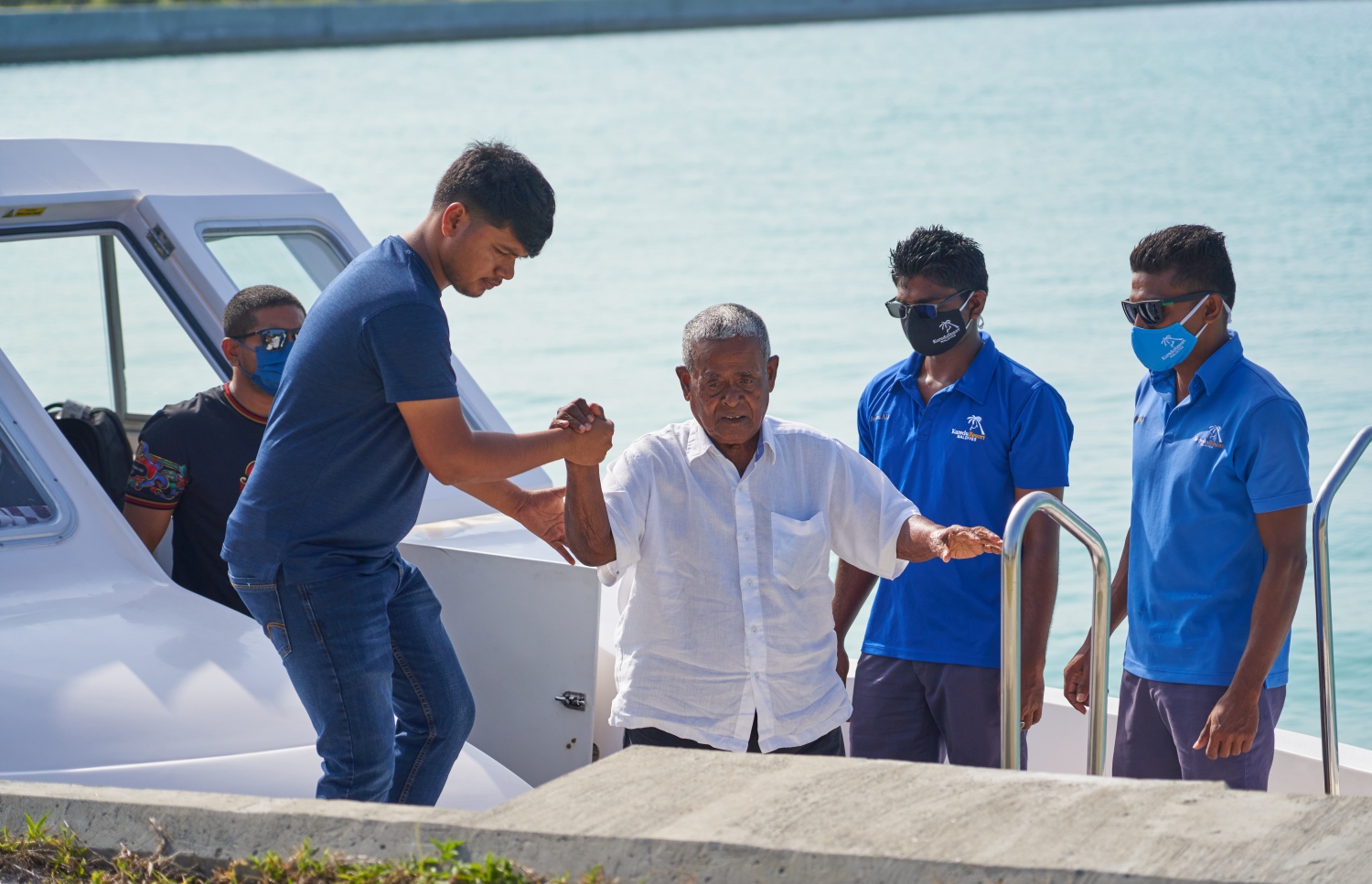 ޅ. މަޑިވަރު: ޑިސެމްބަރު 25، 2021: ޗަމްޕާ ބްރަދާސް އިން ޅ. މަޑިވަރުގައި ހެދި އެއާޕޯޓަށް ޓެސްޓް ފްލައިޓް ޖެއްސުމަށް ބޭއްވި ހަފުލާގައި ބައިވެރިވެ ވަޑައިގަތުމަށް އެ ކުންފުނީގެ ޗެއާމަން މުހައްމަދު މޫސާ (އުއްޗު) ލޯންޗުން ފައިބަނީ.-- ފޮޓޯ: ކުރެއްދޫ ރިސޯޓް