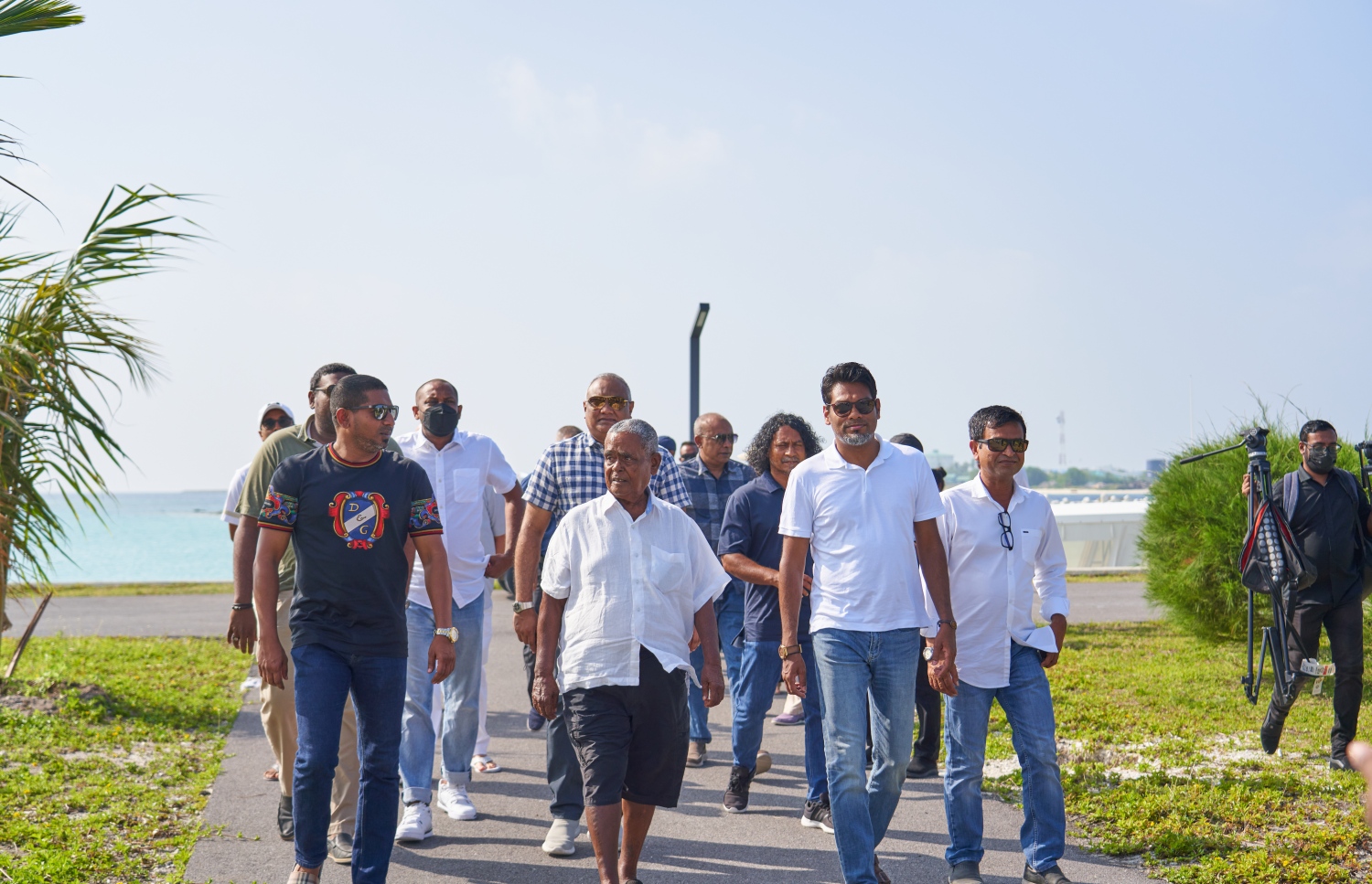 ޅ. މަޑިވަރު: ޑިސެމްބަރު 25، 2021: ޗަމްޕާ ބްރަދާސް އިން ޅ. މަޑިވަރުގައި ހެދި އެއާޕޯޓަށް ޓެސްޓް ފްލައިޓް ޖެއްސުމަށް ބޭއްވި ރަސްމިއްޔާތުގައި އެ ކުންފުނީގެ ޗެއާމަން މުހައްމަދު މޫސާ (އުއްޗު) އާއި ޔޫތް މިނިސްޓަރު އަހުމަދު މަހްލޫފް ބައިވެރިވެ ވަޑައިގަތުމަށް ވަޑައިގަންނަވަނީ.-- ފޮޓޯ: ކުރެއްދޫ ރިސޯޓް