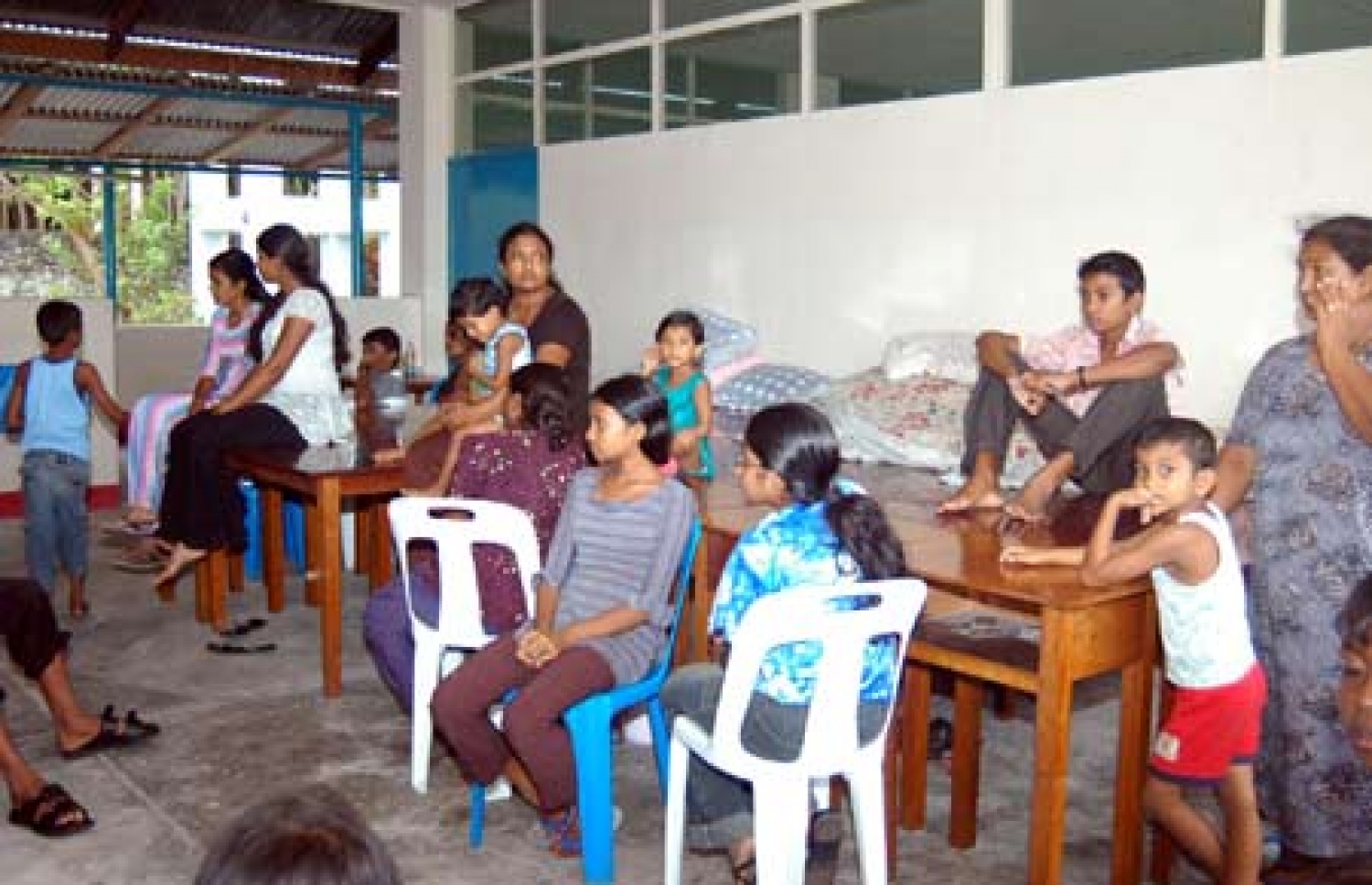 ފޮނަދުއަށް ބޮޑު ރާޅު އަރައި ގެދޮރު ގެއްލުނު ބަޔަކު، އިމާރާތެއްގައި މަޑުކޮށްލައިގެން.- ފޮޓޯ: ޑިޒާސްޓާ މެނޭޖްމަންޓް އޮތޯރިޓީ