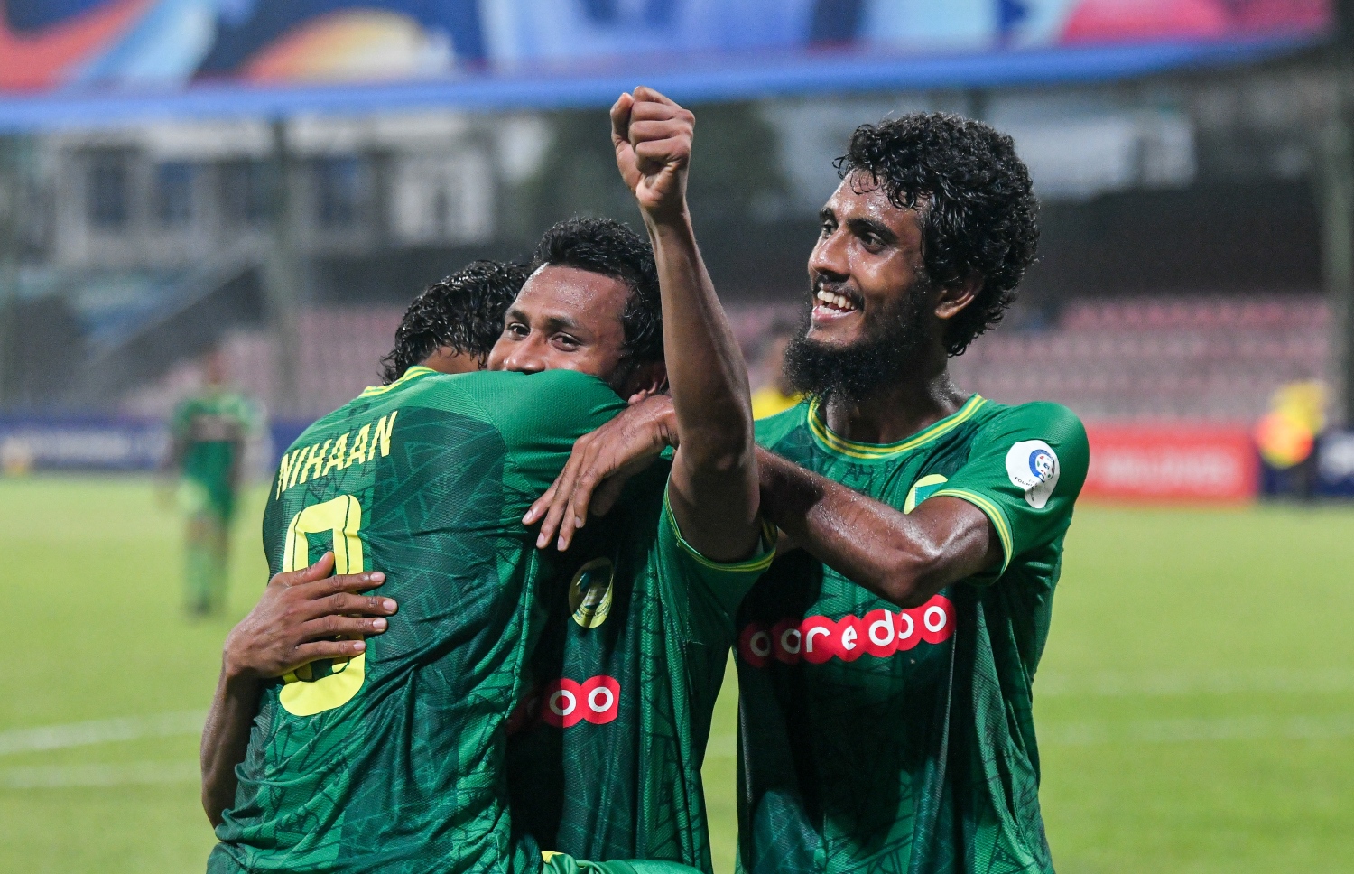 އީގަލްސް މެޗުގައި މާޒިޔާ ކުޅުންތެރިން ލަނޑު ޖެހުމަށް ފަހު އުފާފާޅު ކުރަނީ --- ފޮޓޯ: ނިޝާން އަލީ | މިހާރު