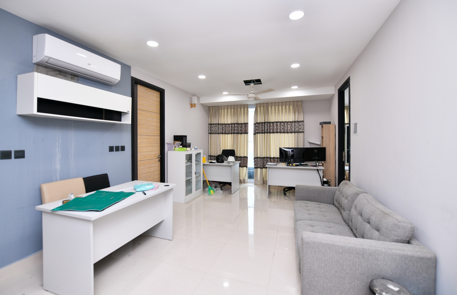 ފުލުހުންގެ ފްލެޓްތަކުގެ އެެތެރެ: މިތަންތަން ނުނިމި ވަނީ ދިގުލައިގެން ގޮސްފައި.