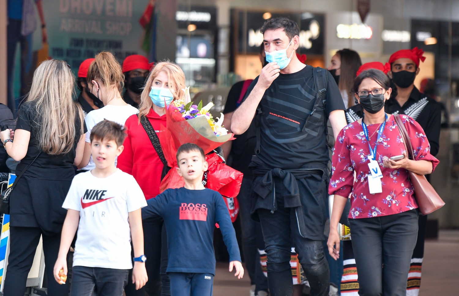 ވެލާނާ އިންޓަނޭޝަނަލް އެއާޕޯޓުގެ ޓާމިނަލުން ބައެއް ޓޫރިސްޓުން ނިކުންނަނީ-- ފޮޓޯ:ފަޔާޒް މޫސާ/ މިހާރު