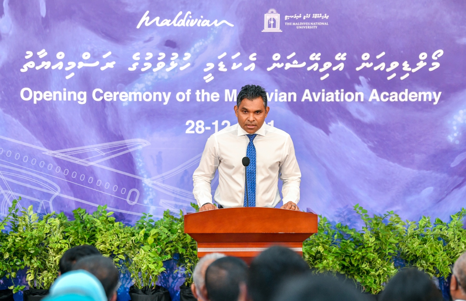 ޕައިލެޓުން ތަމްރީނުކުރުމަށް އައިލެންޑް އޭވިއޭޝަނާއި ދިވެހިރާއްޖޭގެ ގައުމީ ޔުނިވާސިޓީ ގުޅިގެން ހަދާފައިވާ މޯލްޑިވިއަންގެ އޭވިއޭޝަން އެކަޑަމީ ރަސްމީކޮށް ހުޅުވުމަށް ބޭއްވި ރަސްމިއްޔާތުގައި ނައިބް ރައީސް ފައިސަލް ނަސީމް ވާހަކަދައްކަވަނީ.-- ފޮޓޯ: ފަޔާޒް މޫސާ / މިހާރު