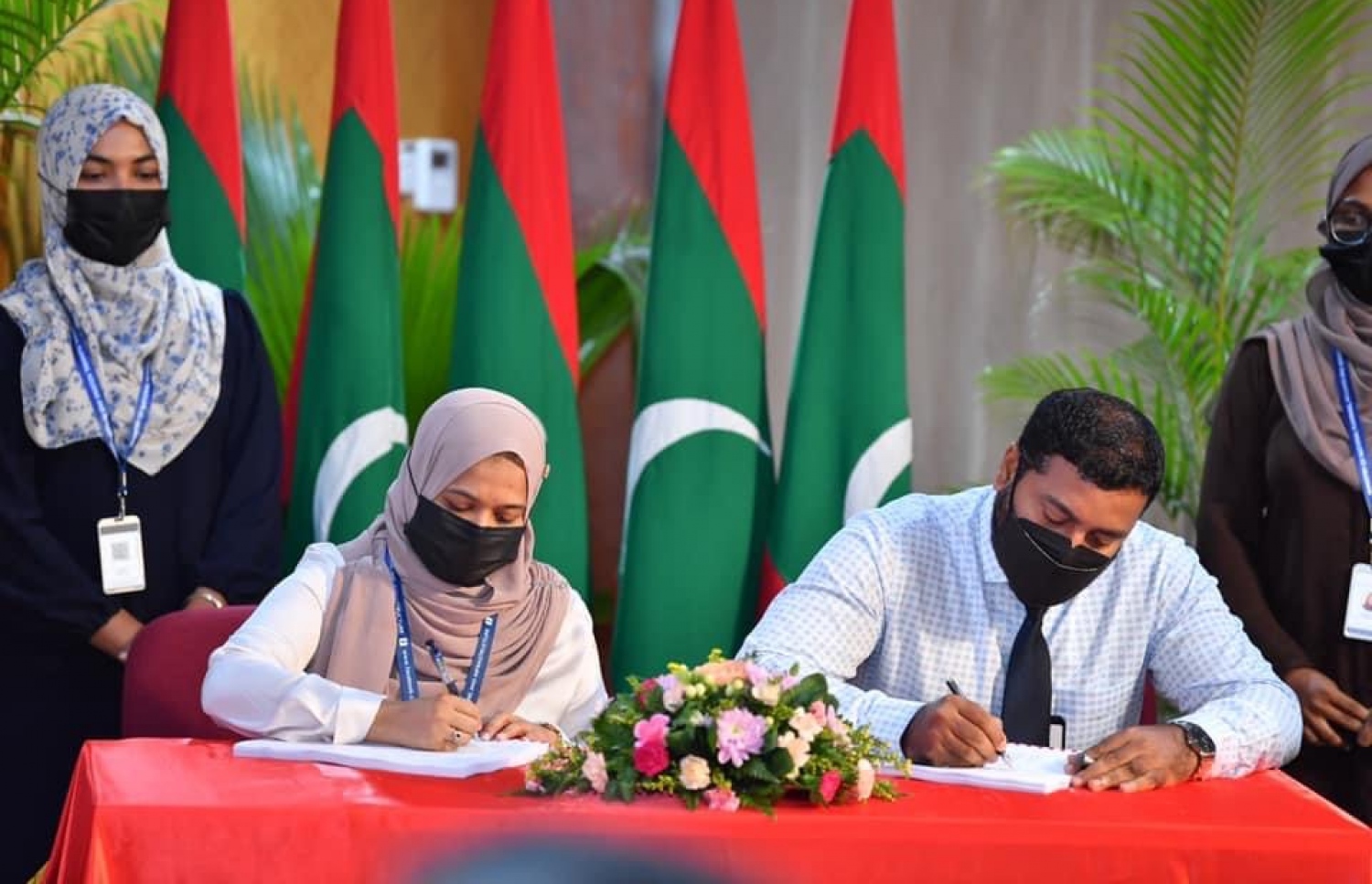 23 ރަށެއްގައި ފެނާއި ނަރުދަމާގެ ހިދުމަތް ގާއިމްކުރުމުގެ މަސައްކަތް ހަވާލުކުރުމުގެ އެއްބަސްވުމުގައި ސޮއިކުރަނީ.  -- ފޮޓޯ/ މިހާރު