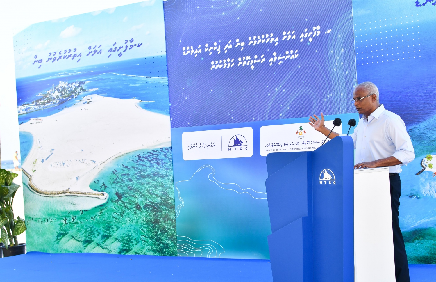 "ވަށް މާފުށީގައި" އިއްޔެ ބޭއްވި ރަސްމިއްޔާތުގައި، މާފުއްޓަށް އަލަށް އިތުރުކުރި ބިމުގެ ކުރެހުން ރައީސް އިބްރާހިމް މުހައްމަދު ސޯލިހު ދައްކަވާލައްވަނީ.-- ފޮޓޯ: ރައީސް އޮފީސް