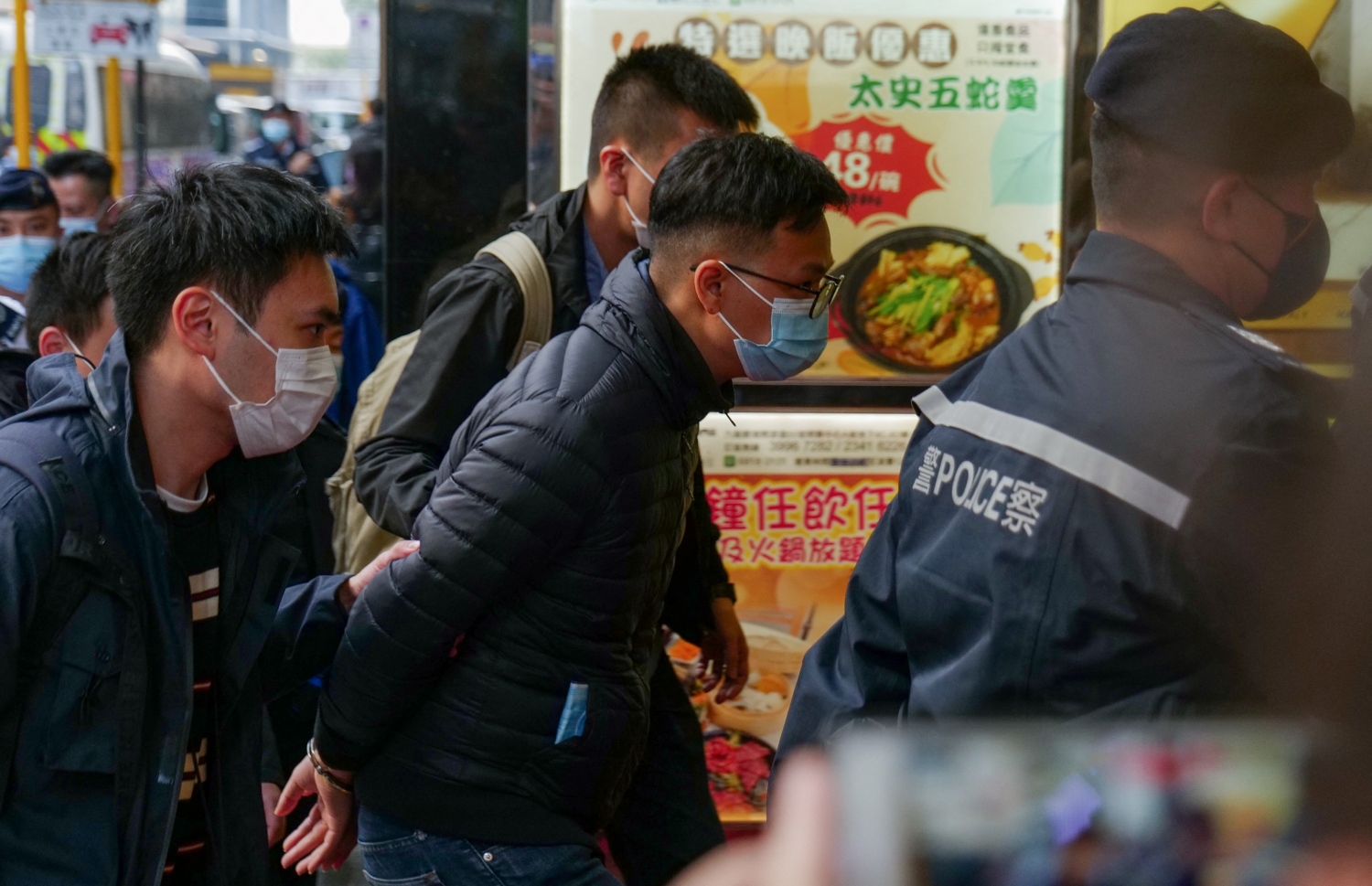 ސްޓޭންޑް ނިއުސްގެ ޗީފް އެޑިޓަރު ޕެޓްރިކް ލަމް (ކ) ބިޑިއަޅުވާފައި. --ފޮޓޯ:އޭއެފްޕީ