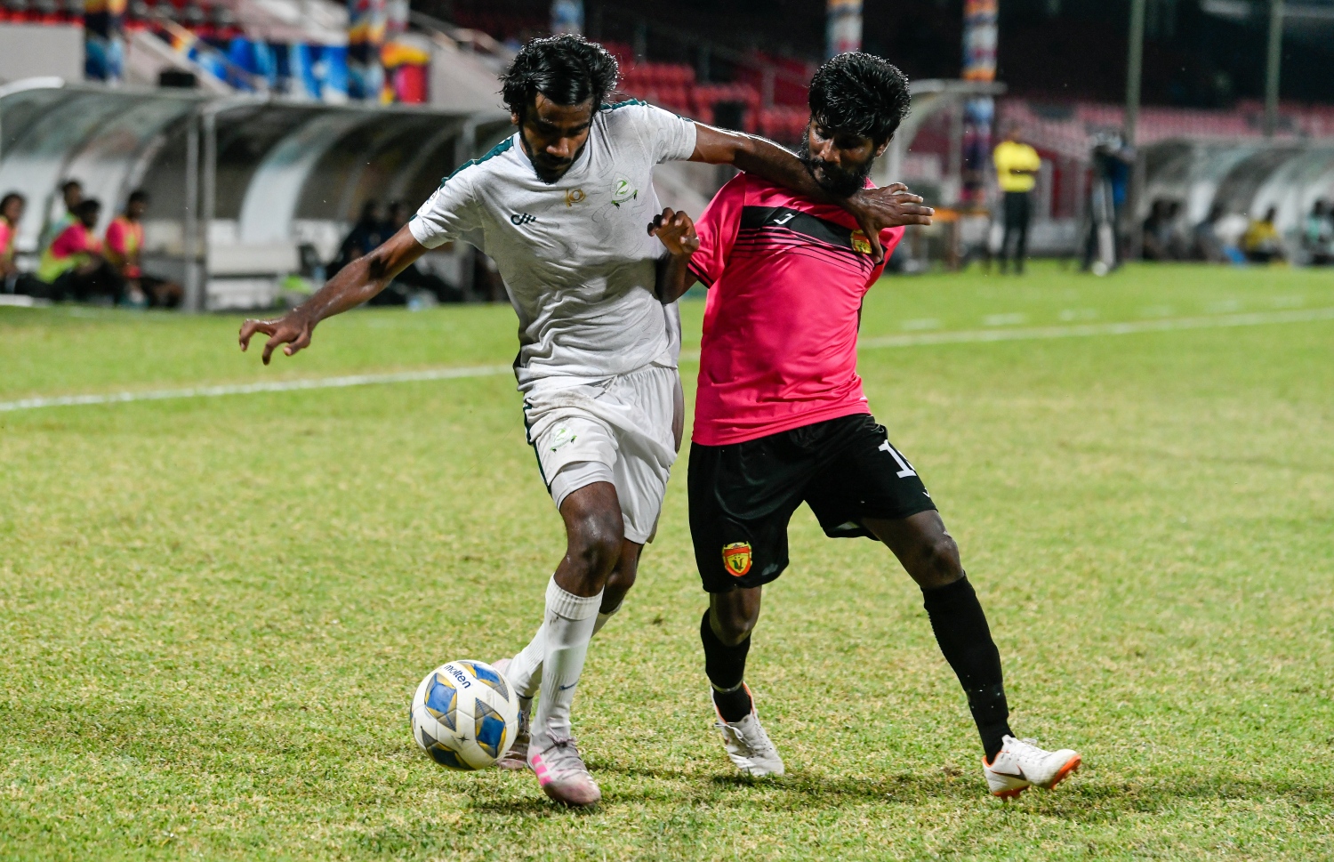 ޔުނައިޓެޑް ވިކްޓަރީގެ އާދިލް އަބްދުއްރަހްމާން ގްރީންގެ ނަޒީމް އަތުން ބޯޅަ އަތުލަން މަސައްކަތް ކުރަނީ.-- ފޮޓޯ: ފަޔާޒް މޫސާ/ މިހާރު