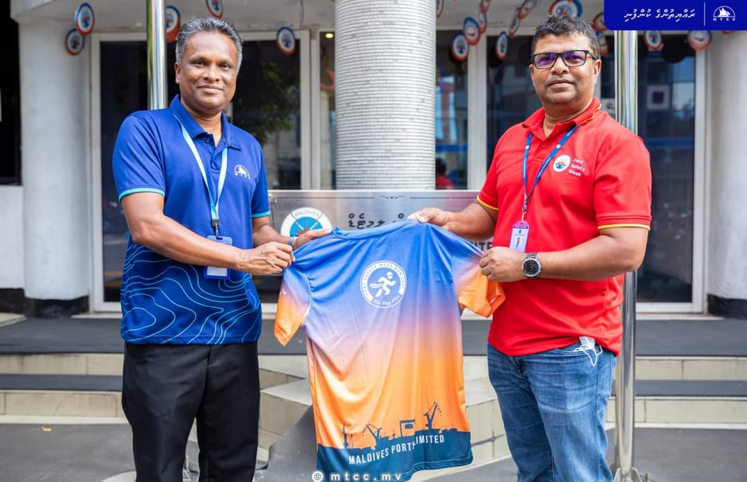 މްޕީއެލްގެ ސީއީއޯ ޝާހިދު (ކ)، އެމްޓީސީގެ އެމްޑީ އާޒިމް (ވ) ދުވާ ކިޓް ހަވާލުކޮށް ދެއްވަނީ --- ފޮޓޯ: އެމްޕީއެލް