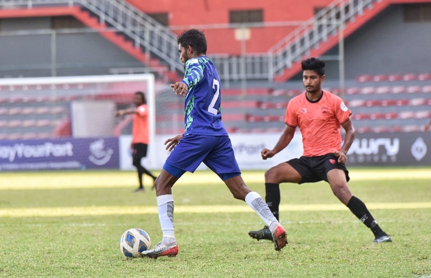 ސަސްގެ އައިހަމް ބޯޅަ ހިފައިގެން ކުރިޔަށް ދަނީ.-- ފޮޓޯ: އެފްއޭއެމް