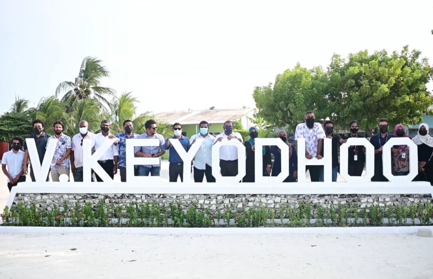 ވ. ކެޔޮދޫގައި: ޓޫރިޒަމް މިނިސްޓްރީގެ އިސްވެރިންނާއި ކެޔޮދޫ ކައުންސިލްގެ މެމްބަރުން.-- ފޮޓޯ: މިހާރު