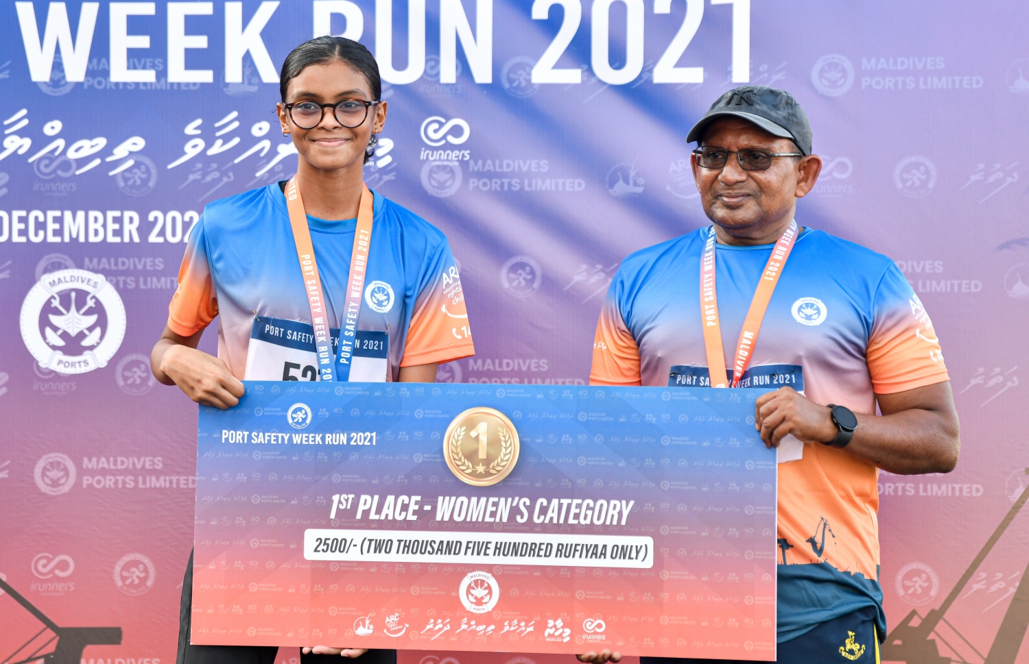 އެމްޕީއެލްގެ ޗެއާމަން ޝަރީފް (ކ) ޝަމްހާ އަށް އިނާމު ހަވާލުކޮށްދެއްވަނީ --- ފޮޓޯ: ފަޔާޒު މޫސާ | މިހާރު