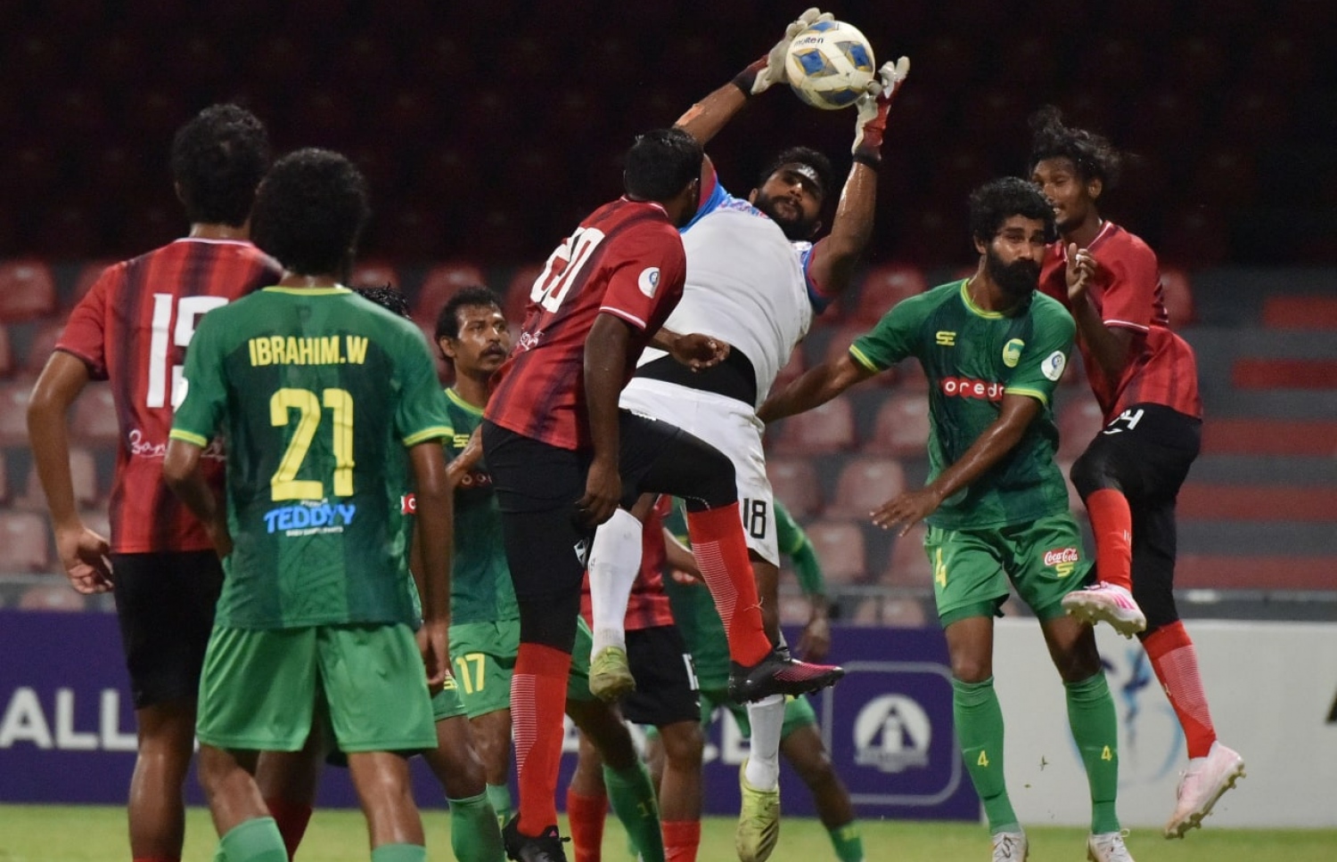 މާޒިޔާއިން ނެގި ކޯނަރެއްގައި ގޯލު ކުރިމައްޗަށް ހުރަސްވި ބޯޅަ ޓީސީގެ ކީޕަރު އިމްއާން އަތުލަނީ.-- ފޮޓޯ: އެފްއޭއެމް