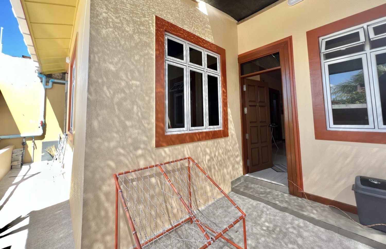 ރާއްޖޭގައި ހޯމް ސްޓޭ ފަށާ ފުރަތަމަ ގޭ، ދިއްގަރު މޫރިތި ގޭގެ ގޯތިތެރެ.-- ފޮޓޯ: އަމާނީ އަބްދުﷲ/ މިހާރު