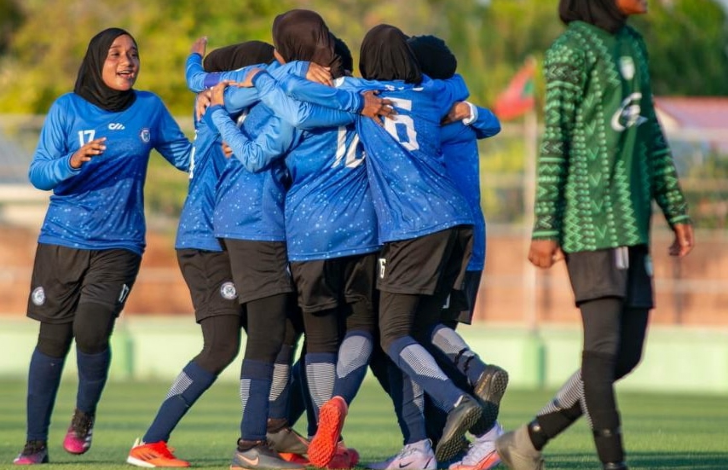 ކުރެންދޫ އިން 2-1 އިން އެޕެކްސް ބަލިކުރި މެޗުގައި ކުރެންދޫގެ ކުޅުންތެރިން އުފާފާޅުކުރަނީ.-- ފޮޓޯ: އެފްއޭއެމް