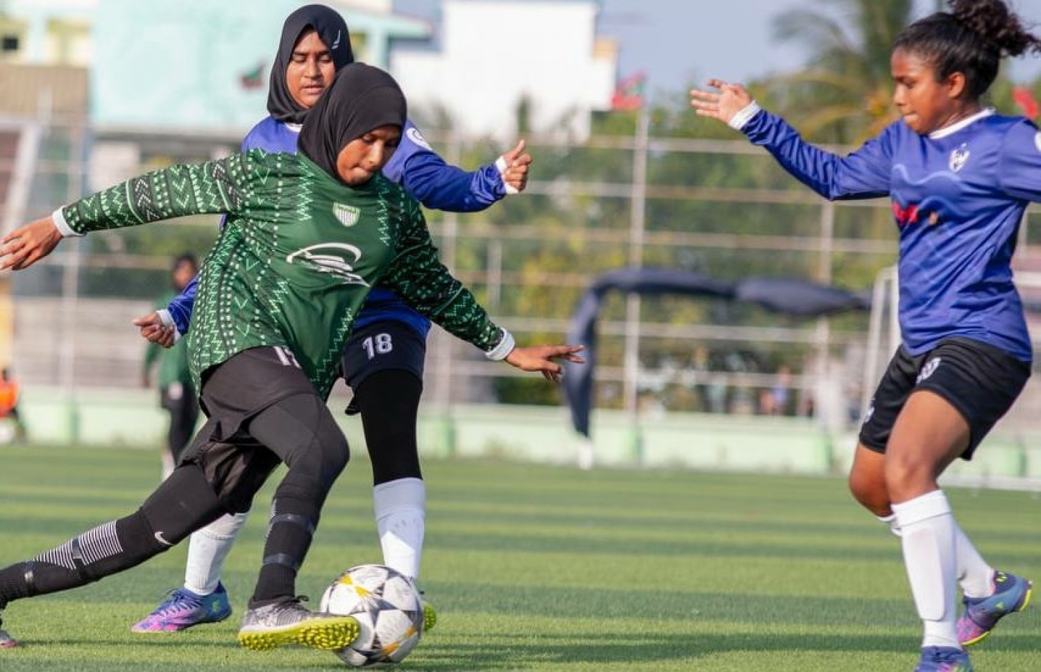 އެޕެކްސް އާއި ޑޮޓްކޮމް ބައްދަލުކުރި މެޗުގައި ޑޮޓްކޮމްގެ ކުޅުންތެރިއެއް ބޯޅަ ހިފައިގެން ދަނީ: މި މެޗް 2-0 އިން ކާމިޔާބުކުރީ އެޕެކްސް.-- ފޮޓޯ: އެފްއޭއެމް