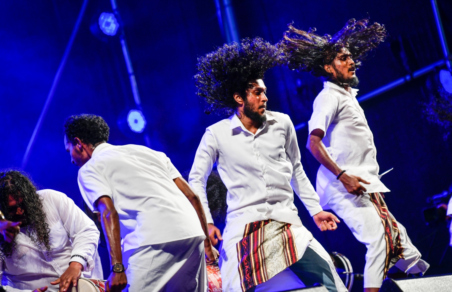 2022 އަށް މަރުހަބާ ކިޔުމަށް ހުޅުމާލޭގެ ދުވާ ޓްރެކްގައި ބޭއްވި މިއުޒިކް ޝޯގައި ހަބޭސް ބޮޑުބެރު ގްރޫޕްގެ ހަރަކާތްތައް ދައްކައިލަނީ، މި ޝޯ ބަލން ގިނައަދަދެއްގެ ބަޔަކު ޖަމާވި.--- ފޮޓޯ/ ފަޔާޒު މޫސާ / މިހާރު