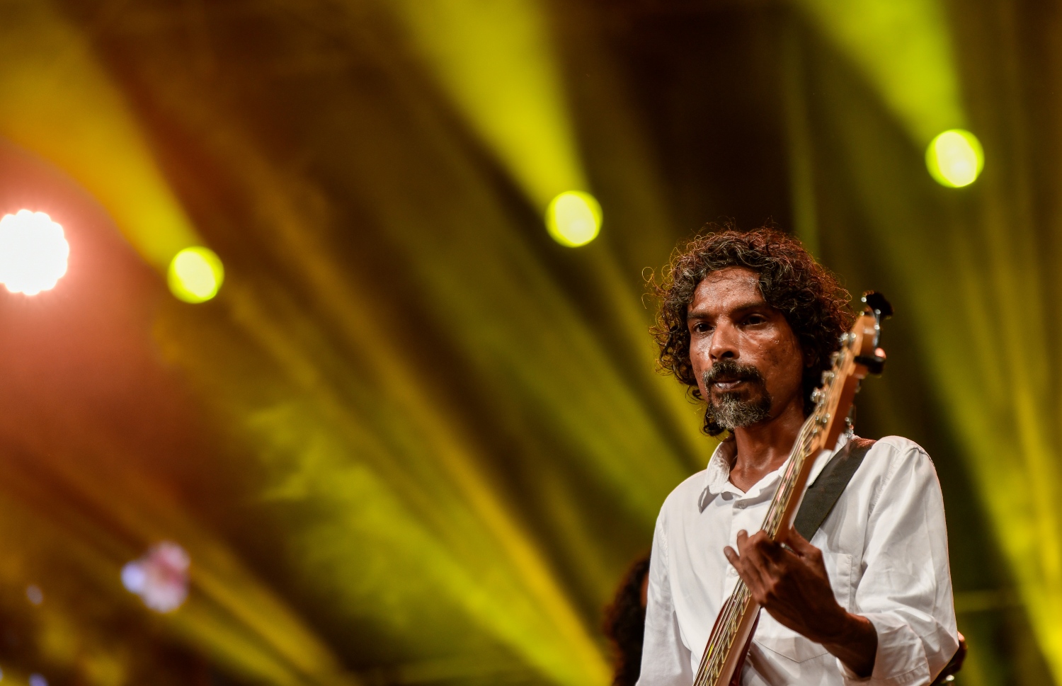 2022 އަށް މަރުހަބާ ކިޔުމަށް ހުޅުމާލޭގެ ދުވާ ޓްރެކްގައި ބޭއްވި މިއުޒިކް ޝޯގައި ދިވެހި އާޓިސްޓަކު ގިޓާ ކުޅެނީ: މި ޝޯ ބަލން ގިނައަދަދެއްގެ ބަޔަކު ޖަމާވި.--- ފޮޓޯ/ ފަޔާޒު މޫސާ / މިހާރު