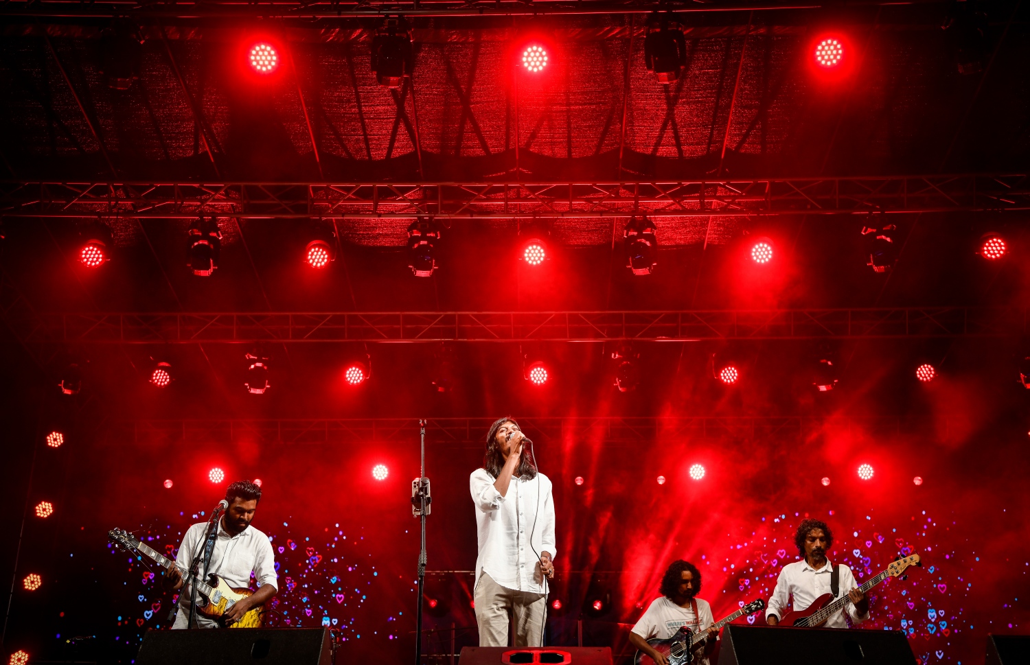 2022 އަށް މަރުހަބާ ކިޔަން ޔޫތު މިނިސްޓްރީން ހުޅުމާލޭގައި ބޭއްވި މިިއުޒިކް ޝޯގައި މަޝްހޫރު ލަވަކިޔުންތެރިޔާ ޝަލަބީ ލަވަ ކިޔަނީ: މި ޝޯ ބަލަން މާލެ އިން ވެސް ގިނަ ބަޔަކު ހުޅުމާލެ އަށް އައި.---ފޮޓޯ: ފަޔާޒު މޫސާ/ މިހާރު