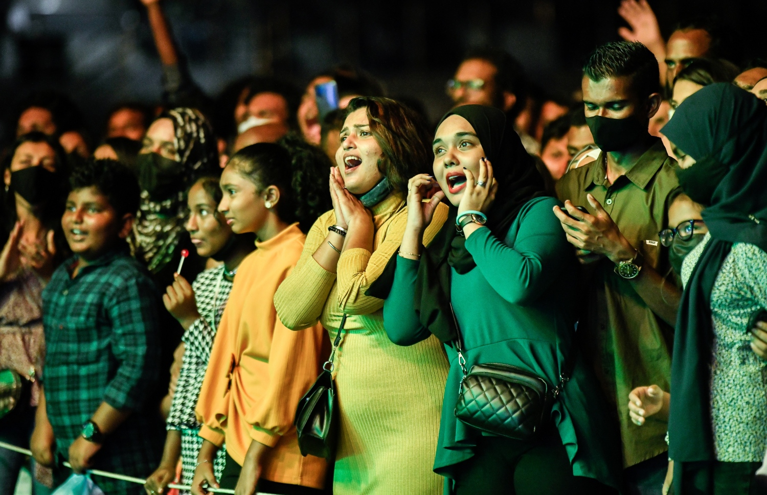 2022 އަށް މަރުހަބާ ކިޔަން ޔޫތު މިނިސްޓްރީން ހުޅުމާލޭގައި ބޭއްވި މިިއުޒިކް ޝޯގައި މަޝްހޫރު ލަވަކިޔުންތެރިޔާ ޝަލަބީ ލަވަ ކިޔާއިރު އާންމުން ތަރުހީބު ދެނީ: މި ޝޯ ބަލަން މާލެ އިން ވެސް ގިނަ ބަޔަކު ހުޅުމާލެ އަށް އައި.---ފޮޓޯ: ފަޔާޒު މޫސާ/ މިހާރު