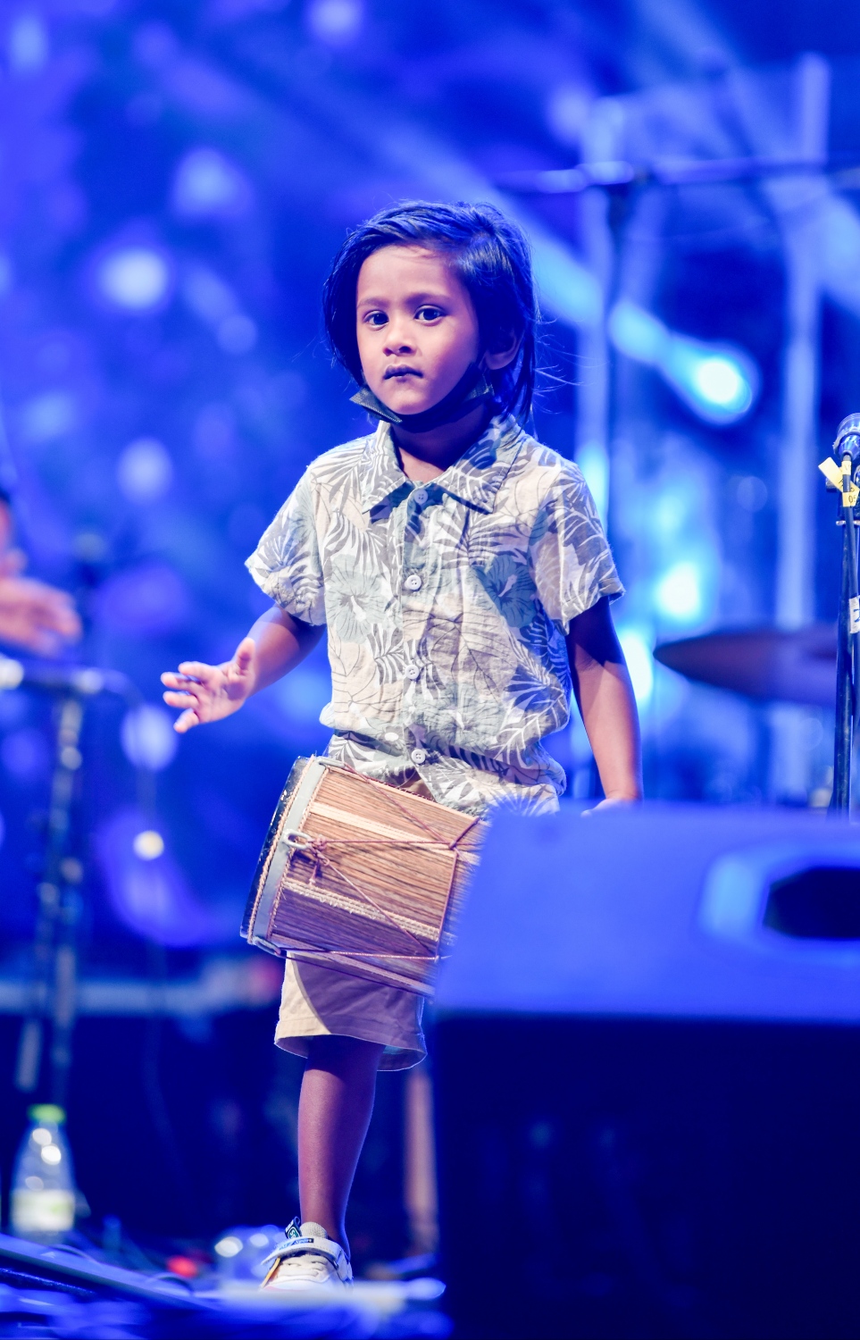 2022 އަށް މަރުހަބާ ކިޔަން ޔޫތު މިނިސްޓްރީން ހުޅުމާލޭގައި ބޭއްވި މިިއުޒިކް ޝޯގައި މަޝްހޫރު ލަވަކިޔުންތެރިޔާ ޝަލަބީ ލަވަ ކިޔާއިރު ކުޑަކުއްޖަކު ބޮޑުބެރު ޖަހަނީ: މި ޝޯ ބަލަން މާލެ އިން ވެސް ގިނަ ބަޔަކު ހުޅުމާލެ އަށް އައި.---ފޮޓޯ: ފަޔާޒު މޫސާ/ މިހާރު