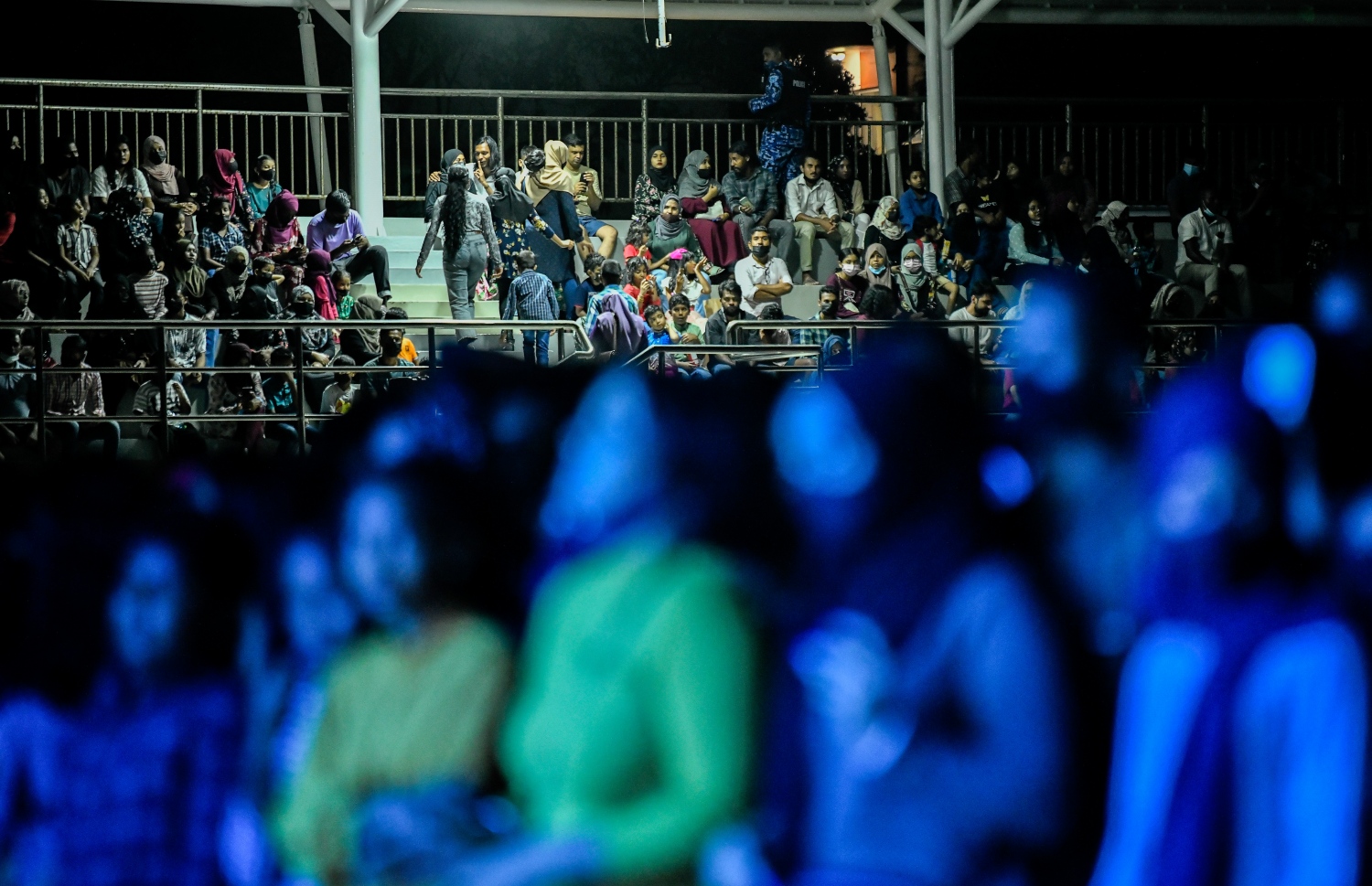 2022 އަށް މަރުހަބާ ކިޔުން ޔޫތު މިނިސްޓްރީން ހުޅުމާލޭގެ ދުވާ ޓްރެކްގައި ބޭއްވި މިއުޒިކް ޝޯ އާއި ހަވާ އެރުވުމުގެ ހަރަކާތްތައް ބަލަން ގިނަ ބަޔަކު އެ ސަރަހައްދަށް ޖަމާވެފައި: ޝޯ ކުރިއަށް ގެންދިޔަ ވަގުތު ފުލުހުންނާއި ސިފައިން ގެންދިޔައީ މި ސަރަހައްދުގެ ސަލާމަތީ ކަންކަން ބަލަހައްޓަމުން.--- ފޮޓޯ: ފަޔާޒު މޫސާ / މިހާރު