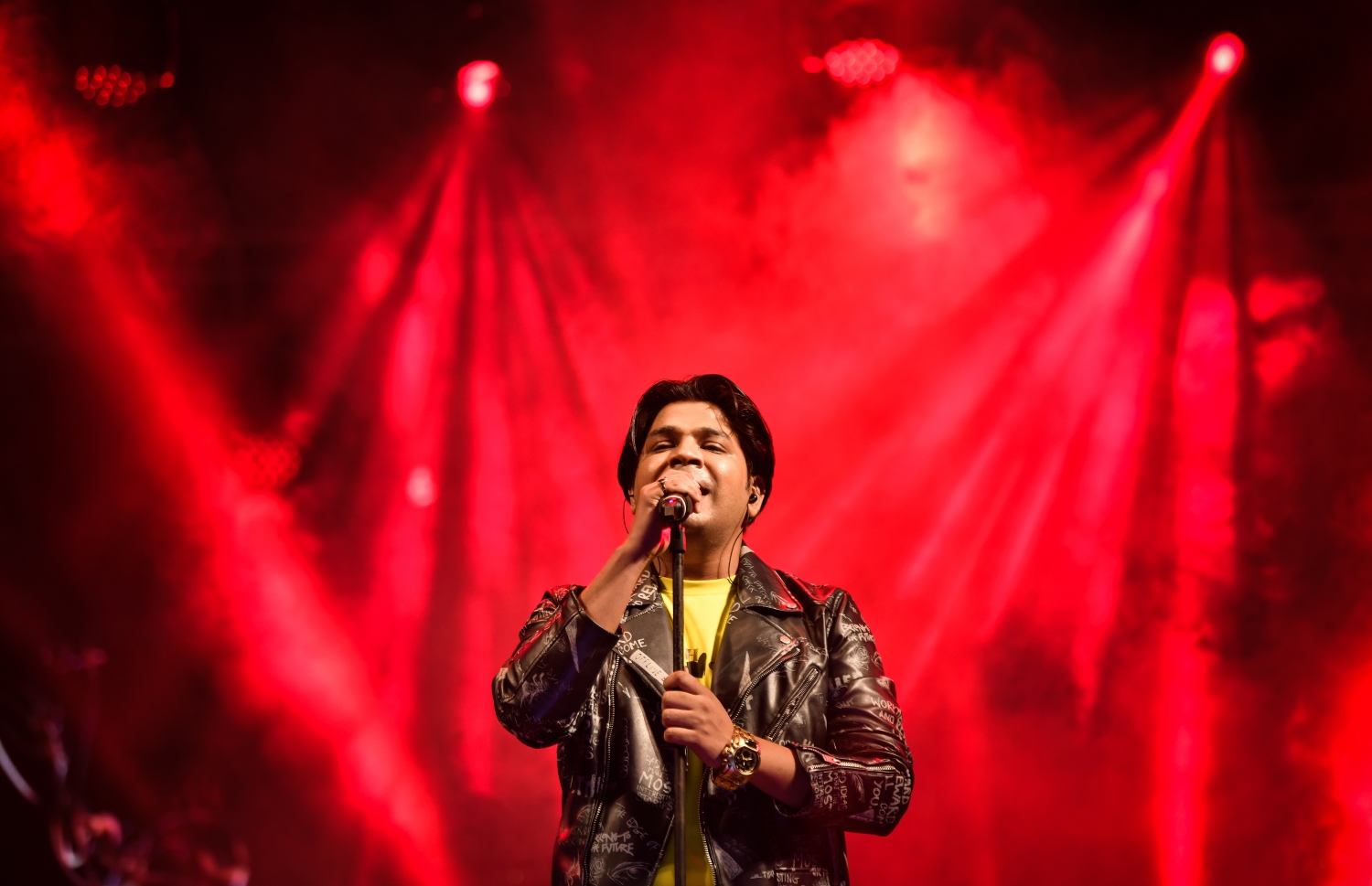 2022 އަށް މަރުހަބާ ކިޔަން ހުޅުމާލޭގައި ބޭއްވި މިއުޒިކް ޝޯގައި އިންޑިއާގެ މަޝްހޫރު މިއުޒިކް ޕްރޮޑިއުސަރު އަދި ލަވަކިޔުންތެރިޔާ އަންކިތު ތިވާރީގެ ލަވަތައް ހުށަހަޅަނީ.--- ފޮޓޯ: ފަޔާޒު މޫސާ / މިހާރު