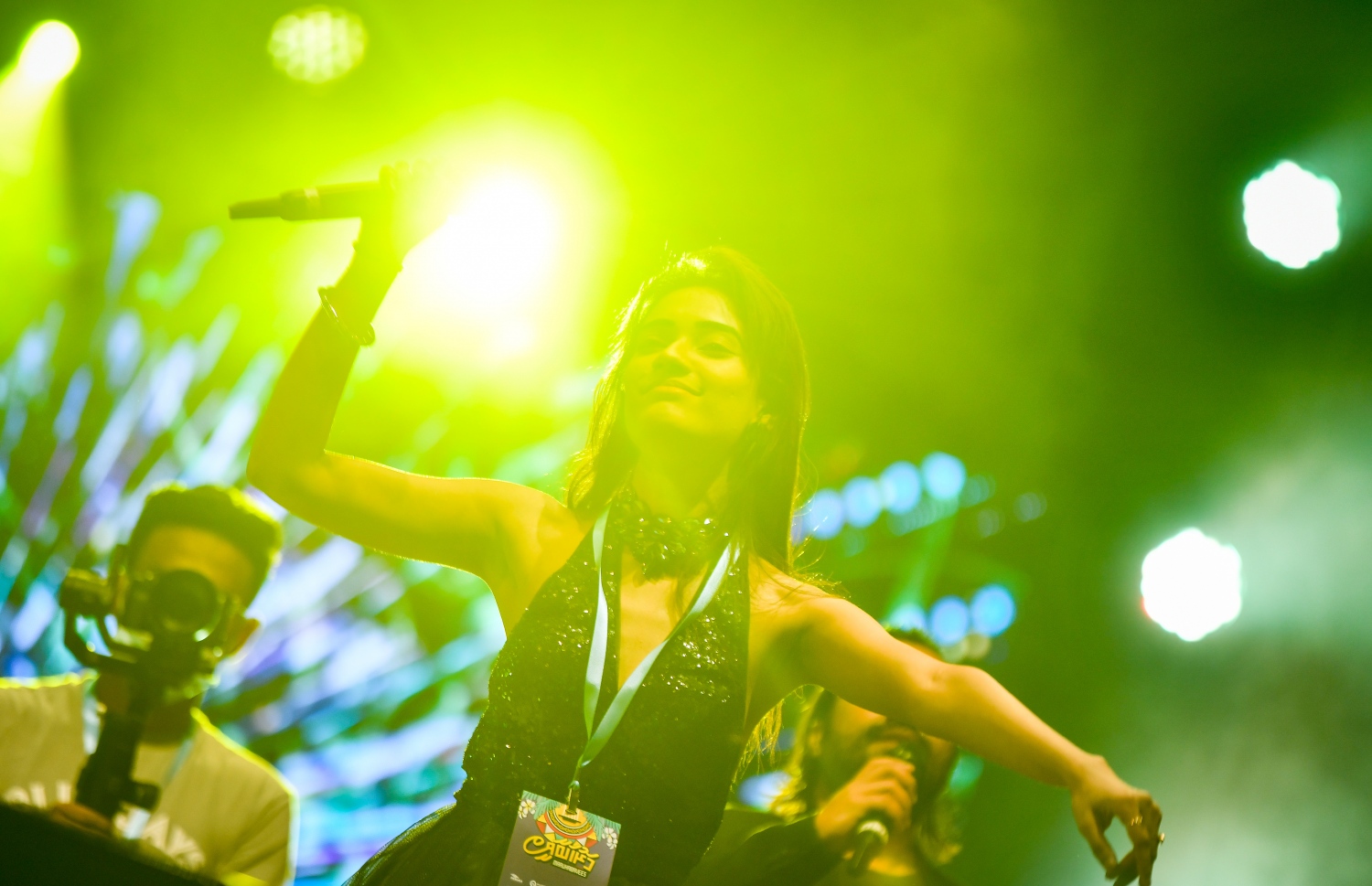 2022 އަށް މަރުހަބާ ކިޔަން ހުޅުމާލޭގައި ބޭއްވި މިއުޒިކް ޝޯގައި އިންޑިއާގެ މަޝްހޫރު މިއުޒިކް ޕްރޮޑިއުސަރު އަދި ލަވަކިޔުންތެރިޔާ އަންކިތު ތިވާރީގެ ލަވަތައް ހުށަހަޅާއިރު އޭނާގެ ބޭންޑުގެ މެމްބަރުންގެ ހަރަކާތްތައް ދައްކައިލަނީ.--- ފޮޓޯ: ފަޔާޒު މޫސާ / މިހާރު