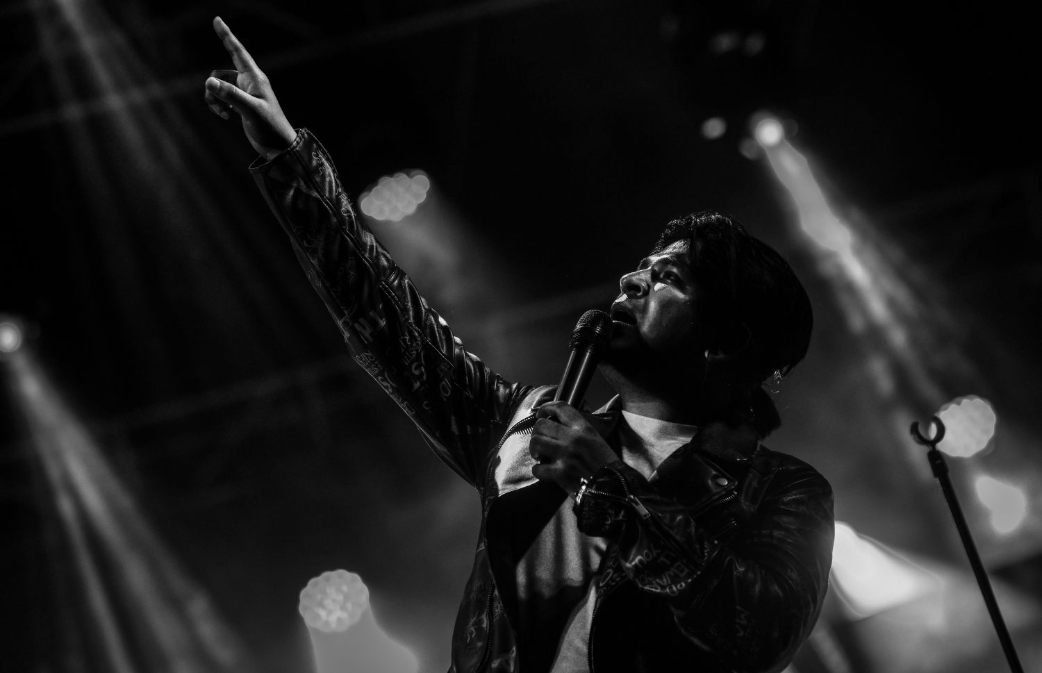 2022 އަށް މަރުހަބާ ކިޔަން ހުޅުމާލޭގައި ބޭއްވި މިއުޒިކް ޝޯގައި ބޮލީވުޑްގެ މަޝްހޫރު ލަވަކިއުންތެރިޔާ އަންކިތު ތިވާރީގެ ހަރަކާތްތައް ކުރިއަށް ގެންދަނީ: މި ލަވަކިޔުންތެރިޔާއަކީ ބޮލީވުޑްގެ އެންމެ ގްރޭންޑް އެވޯޑް، ފިލްމުފެއާގައި ބެސްޓް މިއުޒިކް ޑައިރެކްޓަރުގެ އެވޯޑް ހާސިލް ކުރި ފަންނާނެއް.--- ފޮޓޯ: ފަޔާޒު މޫސާ / މިހާރު