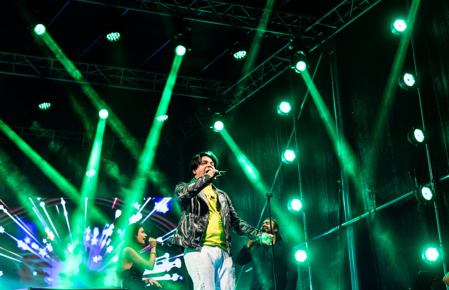 2022 އަށް މަރުހަބާ ކިޔަން ޔޫތު މިނިސްޓްރީން އިންތިޒާމު ކޮށްގެން ހުޅުމާލޭގައި ބޭއްވި މިއުޒިކް ޝޯގައި އިންޑިއާގެ މަޝްހޫރު މިއުޒިކް ޕްރޮޑިއުސަރު އަދި ލަވަކިޔުންތެރިޔާ އަންކިތު ތިވާރީގެ ލަވަތައް ހުށަހަޅަނީ: އެއީ ބޮލީވުޑްގެ ފިލްމެއް ކަމަށްވާ "އާޝިގީ 2" ގެ ބައެއް ލަވަތައް ކޮމްޕޯޒް އަދި ކިޔައިގެން ބޮޑު މަގުބޫލު ކަމެއް ހޯދި ލަވަކިޔުންތެރިއެއް.--- ފޮޓޯ: ފަޔާޒު މޫސާ / މިހާރު