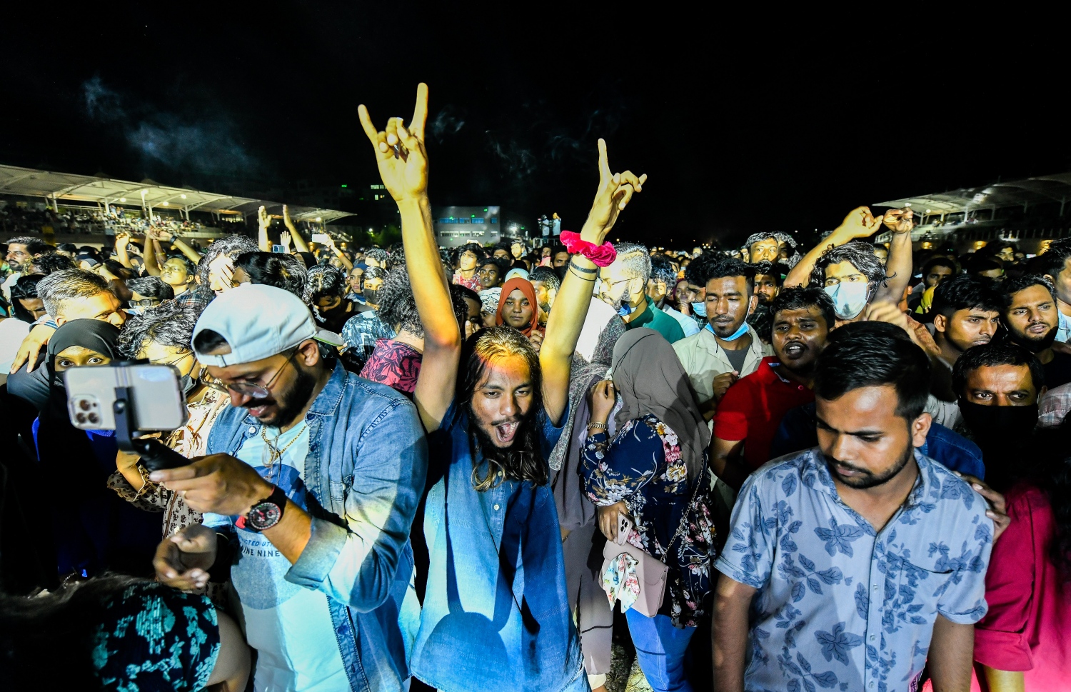 2022 އަށް މަރުހަބާ ކިޔަން ހުޅުމާލޭގެ ޓްރެކް ސަރަހައްދުގައި ބޭއްވި މިއުޒިކް ޝޯ ބަލަން ދިޔަ ޒުވާނުންތަކެއް ފޯރި ނަގަނީ.---ފޮޓޯ: ފަޔާޒު މޫސާ/ މިހާރު