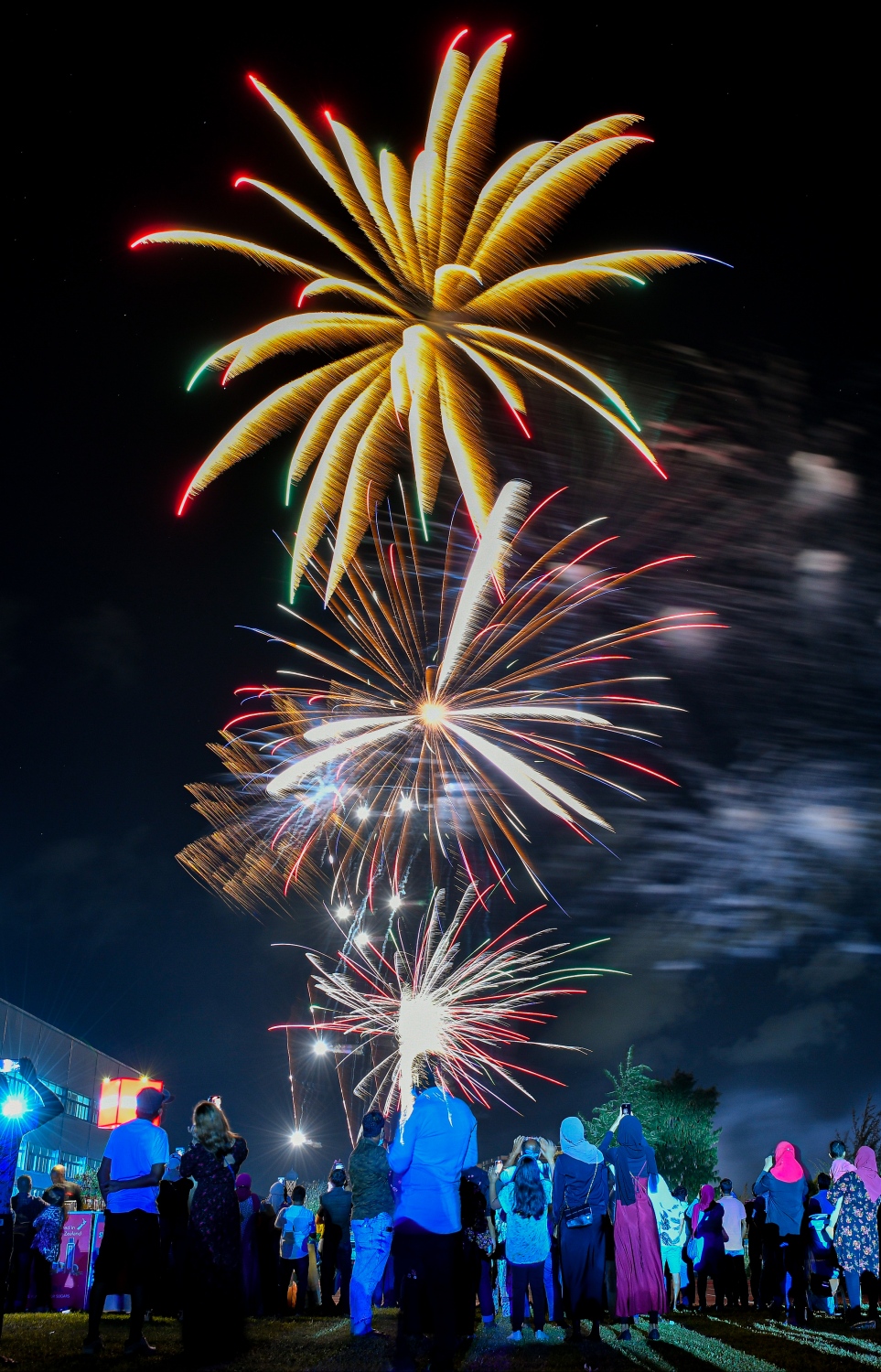 2022 އަށް މަރުހަބާ ކިޔަން ޔޫތު މިނިސްޓްރީން ހުޅުމާލޭގައި ބޭއްވި މިއުޒިކް ޝޯގައި، އާ އަހަރު ފެށުމާއެކު ހަވާއަރުވަނީ.--- ފޮޓޯ: ފަޔާޒު މޫސާ / މިހާރު