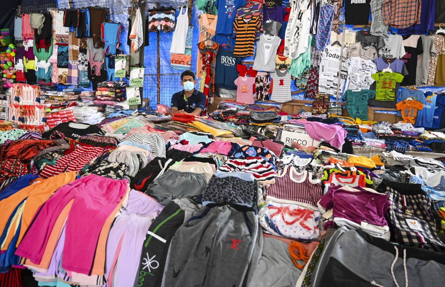 ކޮލަމްބޯގައި އަންނައުނު ވިއްކާ މީހަކު ކަސްޓަމަރުންގެ އިންތިޒާރުގައި. --ފޮޓޯ:އޭއެފްޕީ