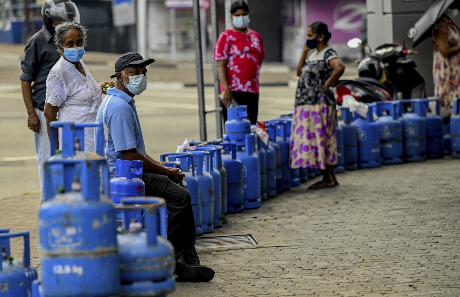 ކޮލަމްބޯ - ޑިސެމްބަރު 24: ކޮލަމްބޯގައި އެލްޕީޖީ ސިލިންޑަރު ގަތުމަށް މީހުން ކިޔޫ ހަދާފައި: ލަންކާގައި ތެލުގެ އަގު 10 ޕަސެންޓް ބޮޑުކޮށްފައިވާ އިރު ގޭސް ވިއްކަނީ ކޮންޓްރޯލްކޮށްގެން. --ފޮޓޯ:އޭއެފްޕީ