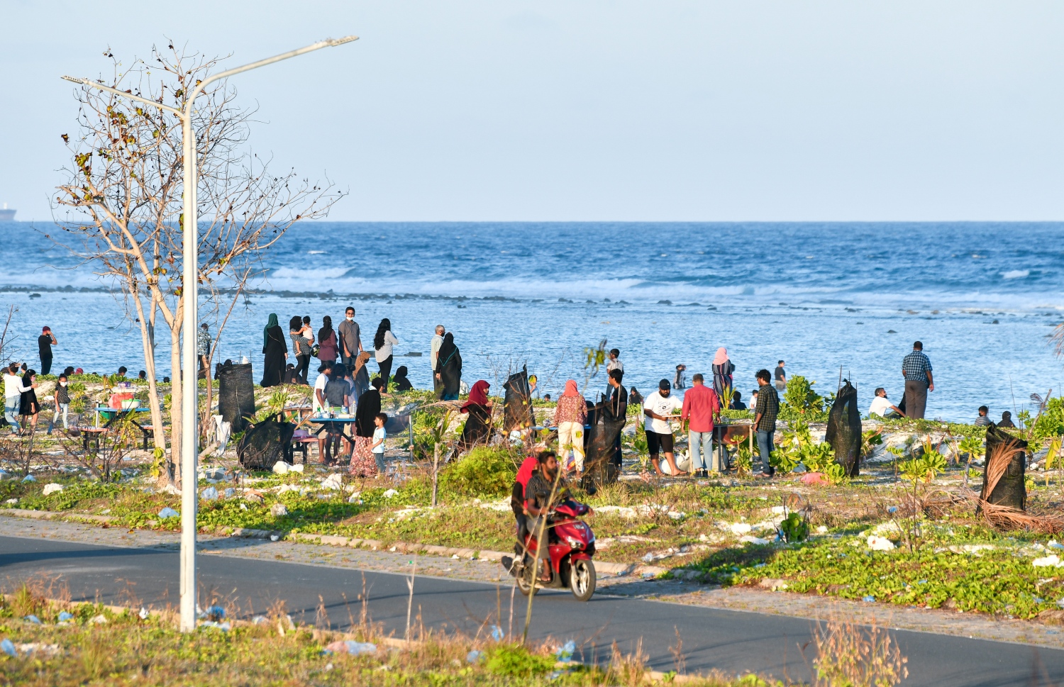 ހުޅުމާލޭގެ ދެ ވަނަ ފިޔަވަހީގެ އަތިރިމަތީގައި ބަޔަކު މަޑުކޮށްލައިގެން-- ފޮޓޯ: ފަޔާޒު މޫސާ/ މިހާރު