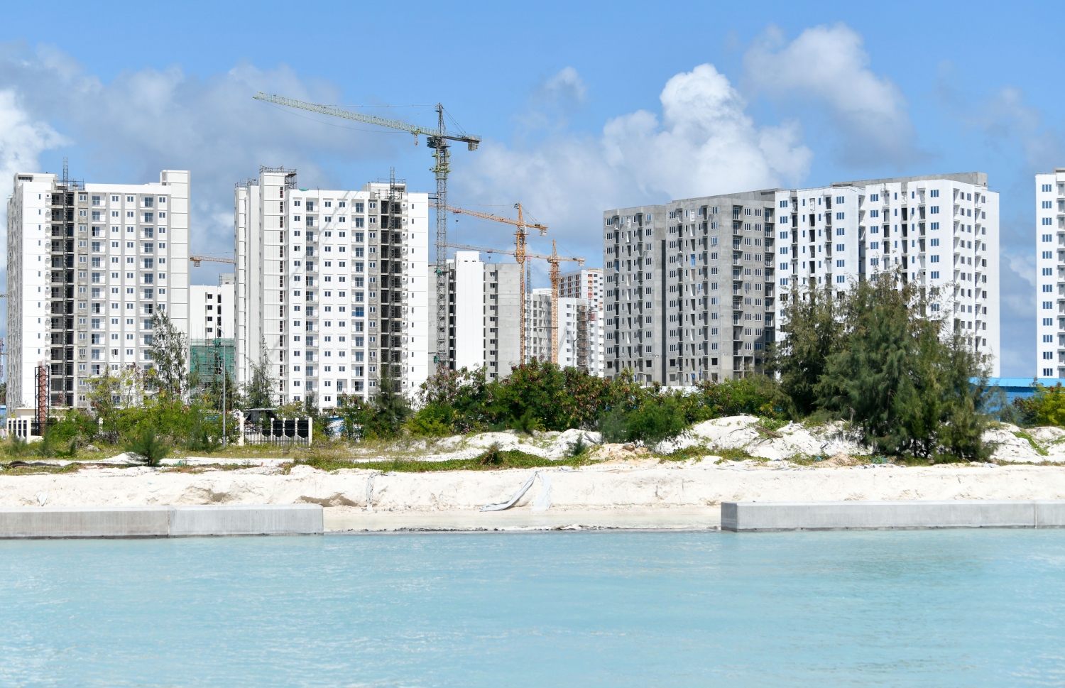 ހުޅުމާލޭގެ ދެ ވަނަ ފިޔަވަހި ގުޅުވައިދޭ ބުރިޖުތަކުގެ ދަށުން ފެންގަނޑު ދެމޭގޮތަށް ހަދާފައި އޮންނަ ކޯރުގެ ބޮޑުބައި މަސައްކަތް ނިމިފައި --.ފޮޓޯ: ނިޝާން އަލީ/މިހާރު