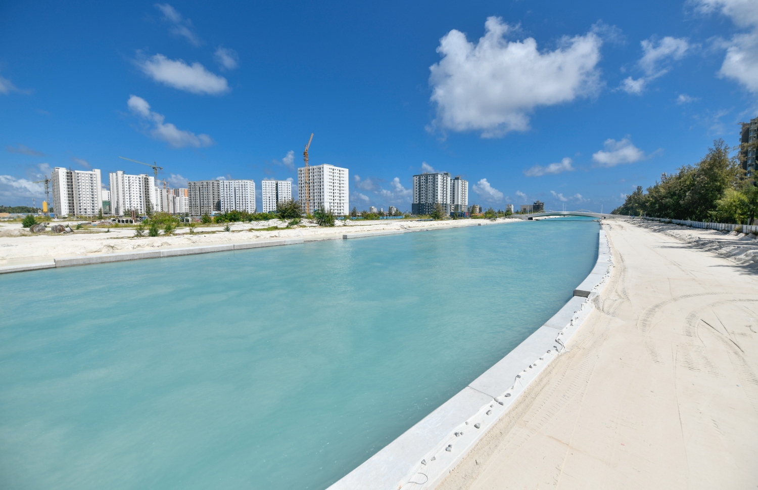 ހުޅުމާލޭގެ ދެވަނަ ފިޔަވަހި ގުޅުވައިދޭ ބުރިޖުތަކުގެ ދަށުން ފެންގަނޑު ދެމޭގޮތަށް ހަދާފައި އޮންނަ ކޯރުގެ ބޮޑުބައި މަސައްކަތް ނިމިފައި--.ފޮޓޯ: ނިޝާން އަލީ/މިހާރު