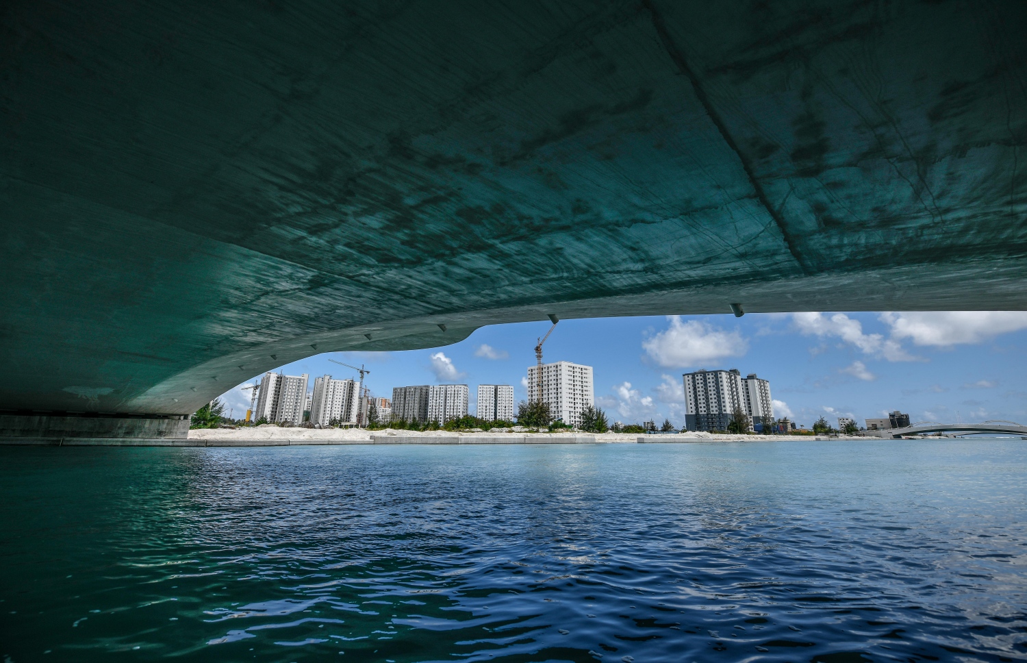 ހުޅުމާލޭގެ ދެ ވަނަ ފިޔަވަހި ގުޅުވައިދޭ ބުރިޖުތަކުގެ ދަށުން ފެންގަނޑު ދެމޭގޮތަށް ހަދާފައި އޮންނަ ކޯރުގެ ބޮޑުބައި މަސައްކަތް ނިމިފައި --.ފޮޓޯ: ނިޝާން އަލީ/މިހާރު