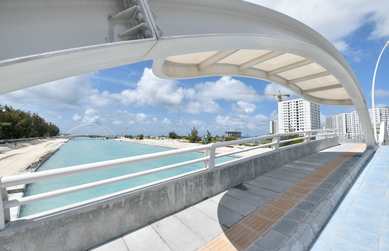 ހުޅުމާލޭގެ ދެ ވަނަ ފިޔަވަހި ގުޅުވައިދޭ ބުރިޖުތަކުގެ ދަށުން ފެންގަނޑު ދެމޭގޮތަށް ހަދާފައި އޮންނަ ކޯރުގެ ބޮޑުބައި މަސައްކަތް ނިމިފައި --.ފޮޓޯ: ނިޝާން އަލީ/މިހާރު