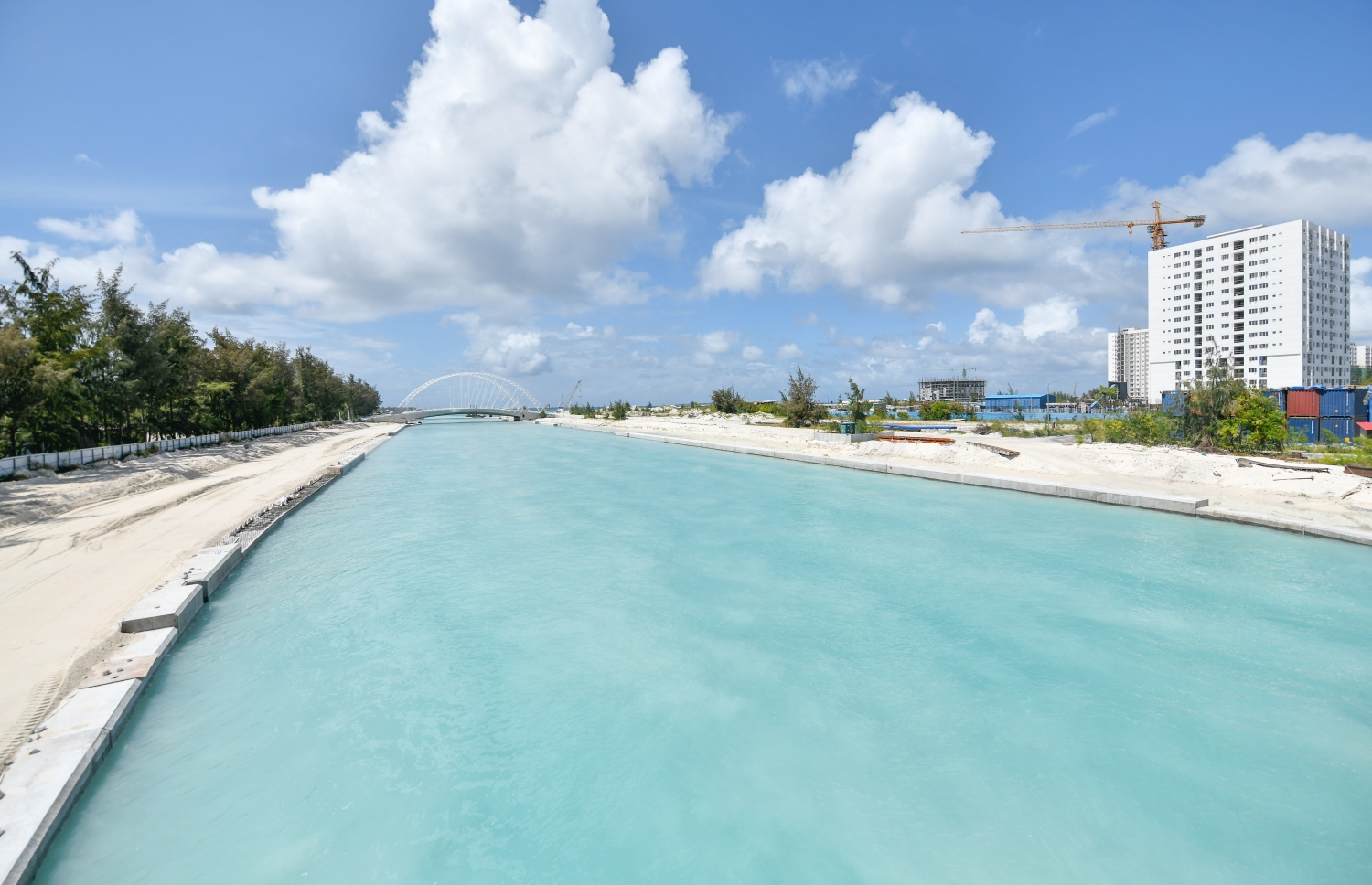 ހުޅުމާލޭގެ ދެވަނަ ފިޔަވަހި ގުޅުވައިދޭ ބުރިޖުތަކުގެ ދަށުން ފެންގަނޑު ދެމޭގޮތަށް ހަދާފައި އޮންނަ ކޯރުގެ ބޮޑުބައި މަސައްކަތް ނިމިފައި--.ފޮޓޯ: ނިޝާން އަލީ/މިހާރު