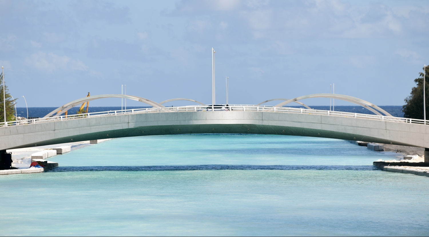 ހުޅުމާލޭގެ ދެވަނަ ފިޔަވަހި ގުޅުވައިދޭ ބުރިޖުތަކުގެ ދަށުން ފެންގަނޑު ދެމޭގޮތަށް ހަދާފައި އޮންނަ ކޯރުގެ ބޮޑުބައި މަސައްކަތް ނިމިފައި--.ފޮޓޯ: ނިޝާން އަލީ/މިހާރު