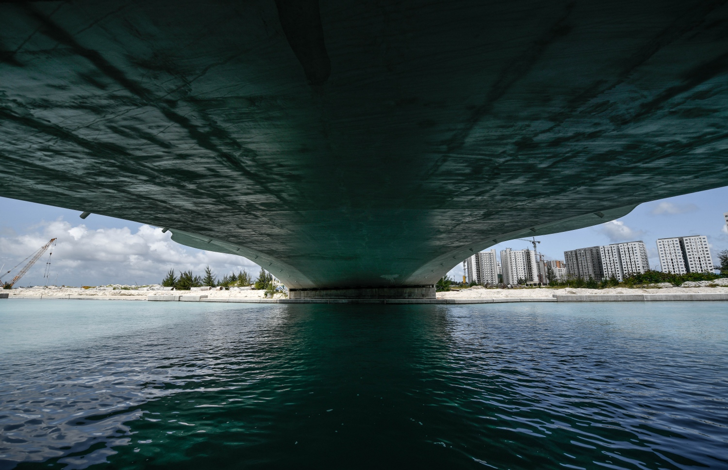 ހުޅުމާލޭގެ ދެވަނަ ފިޔަވަހި ގުޅުވައިދޭ ބުރިޖުތަކުގެ ދަށުން ފެންގަނޑު ދެމޭގޮތަށް ހަދާފައި އޮންނަ ކޯރުގެ ބޮޑުބައި މަސައްކަތް ނިމިފައި--.ފޮޓޯ: ނިޝާން އަލީ/މިހާރު