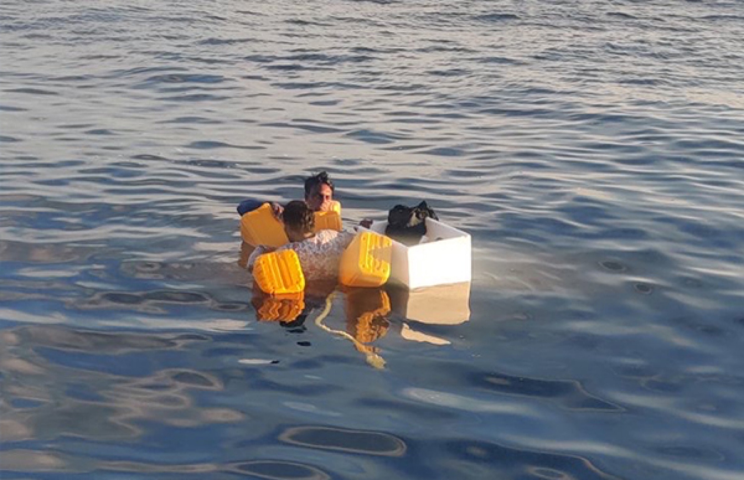 ފެތުނު ދޯނިން ކަނޑުވި ތިން މީހުންގެ ތެރެއިން ދެ މީހުން ހަންތަކެއްގައި އެލިގެން ކަނޑުގައި