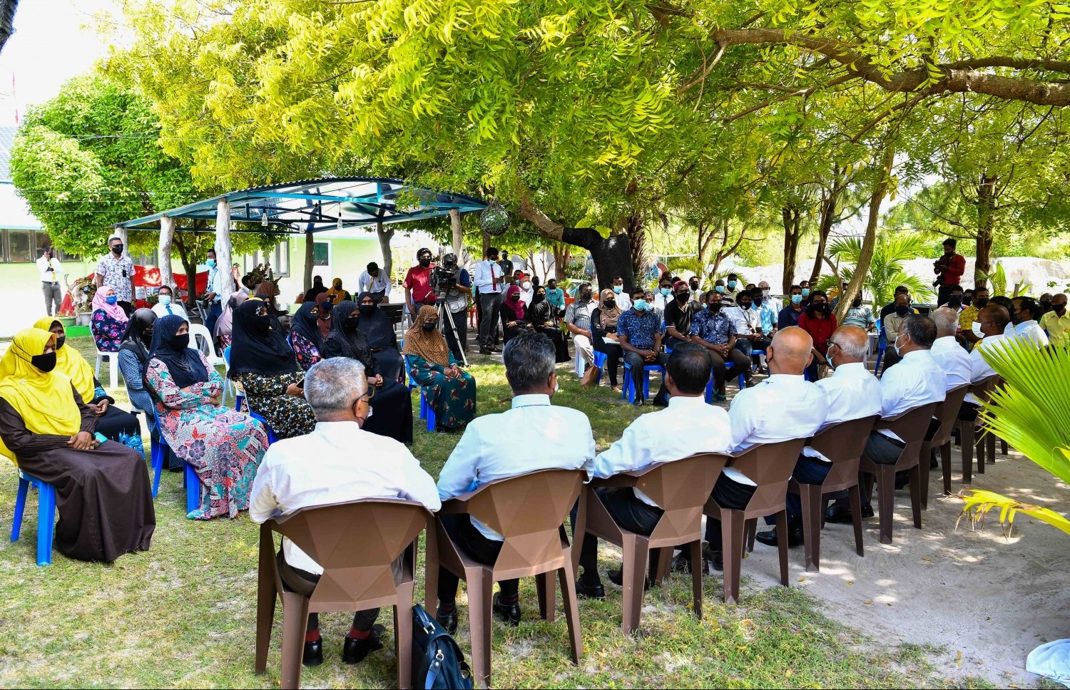 ހިޔާލު ހޯދުމުގެ ބައްދަލުވުމެއް ކުރިއަށް ދަނީ: ހިދުމަތްތެރިންގެ އަޑުއަހައި ތަޖުރިބާ ބޭނުންކުރެވޭނެ މަގު ފަހިކޮށްދޭން ޖެހޭ. -- ފޮޓޯ/މިހާރު