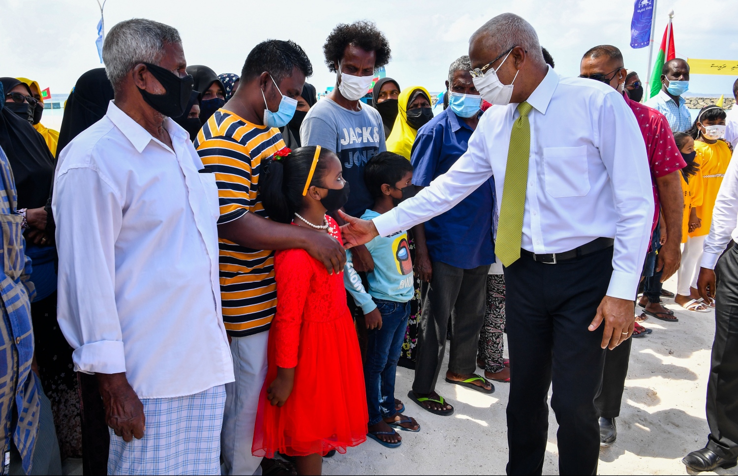 މަނަދޫގައި ރައީސް ކުޑަކުއްޖަކާ ވާހަކަ ދައްކަވަނީ: ބޯހިޔާވަހިކަން ހައްލުކުރެވެން އޮތީ ރަށްރަށް ވެސް ތަރައްގީކޮށްގެން ކަމަށް ވިދާޅުވި.