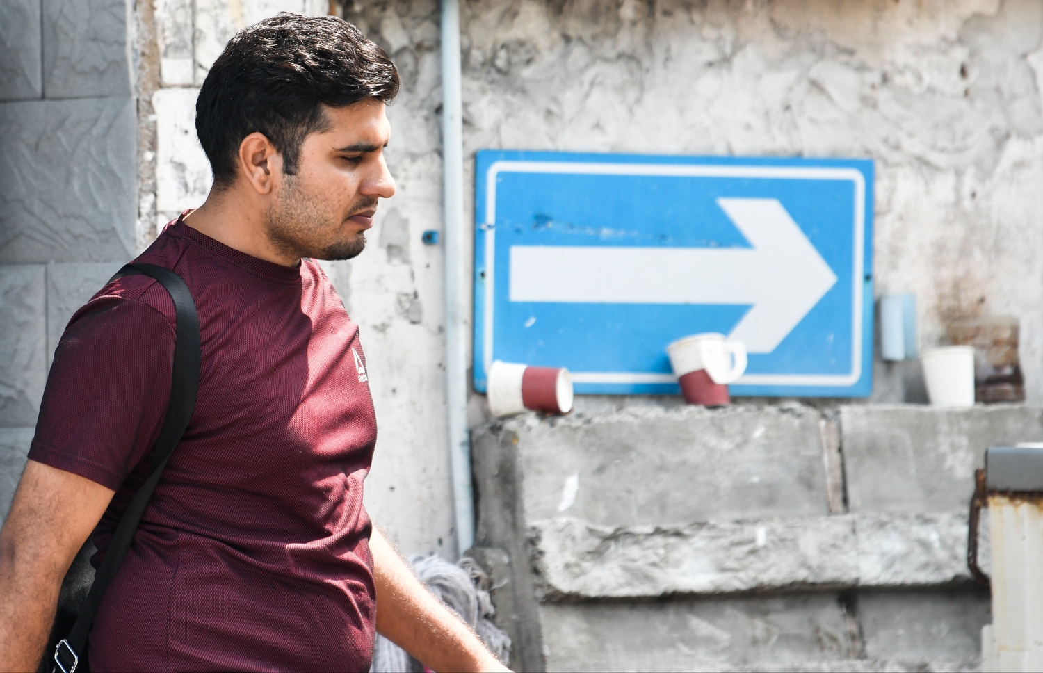 މާސްކާ ނާޅާ ހުރި މީހަކު ބާޒާރުމަތީ ހިނގާފައި ދަނީ. މީހުންގެ ތޮއްޖެހުން ބޮޑު މި ސަރަހައްދުގައި މާސްކާ ނާޅާ މީހުން ވަރަށް ގިނަ. -- ފޮޓޯ: ފަޔާޒު މޫސާ / މިހާރު