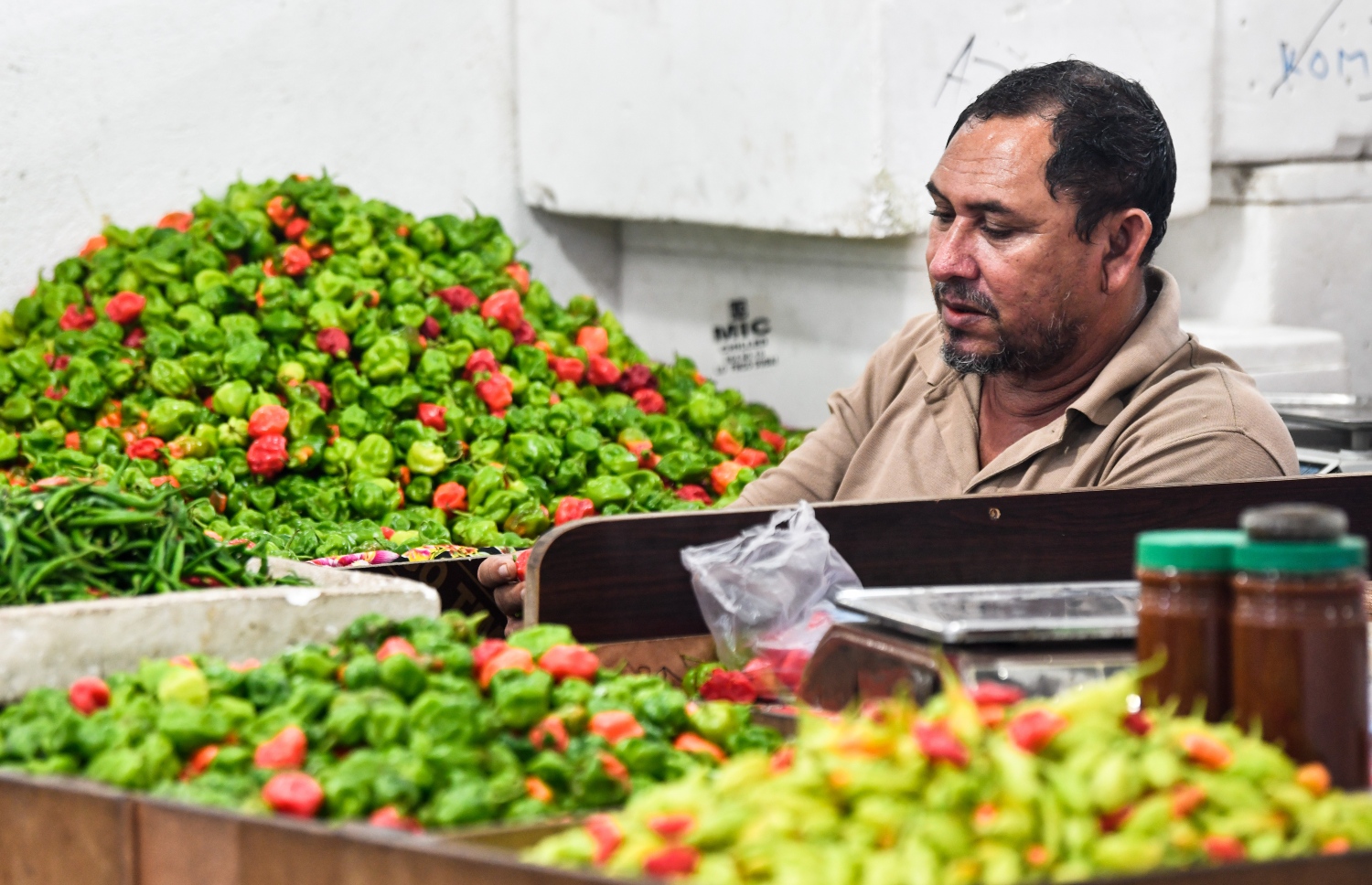 ލޯކަލް މާރުކޭޓުގެ ގޮޅިއެއްގައި މީހަކު މިރުސް ވިއްކަނީ. މިއީ ބަންދު އަދި މީހުން ގިނައިން ވަންނަ ތަނަކަށް ވިޔަސް މިތަނުގައި ވެސް އެތައް ބަޔަކު އުޅެނީ މާސްކް ނާޅާ. -- ފޮޓޯ: ފަޔާޒު މޫސާ / މިހާރު